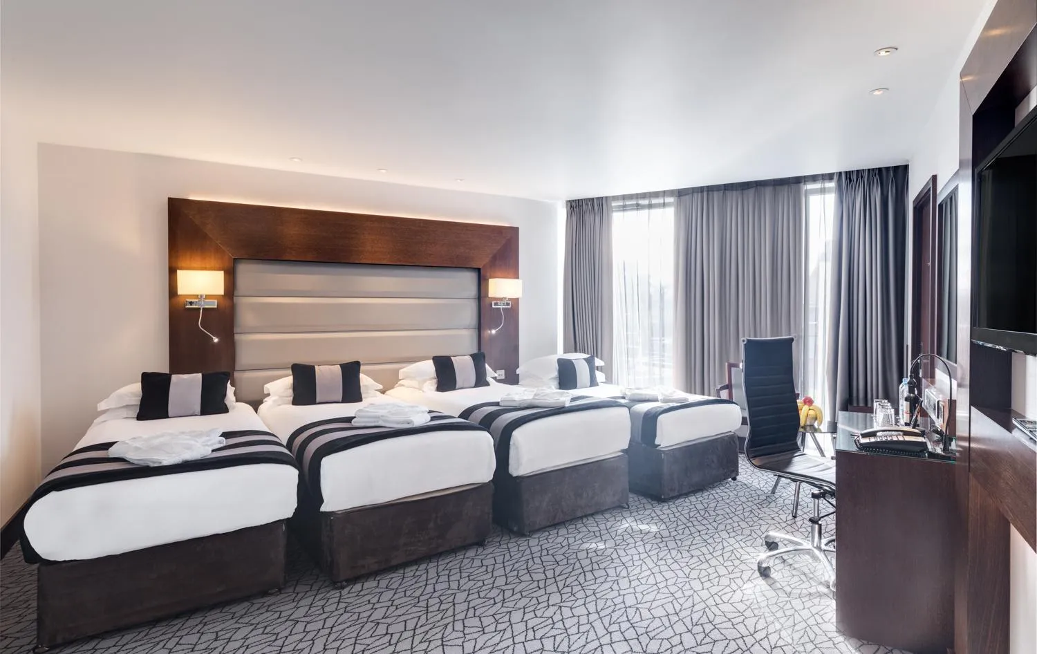 Bedroom, Bed in Park Grand Heathrow