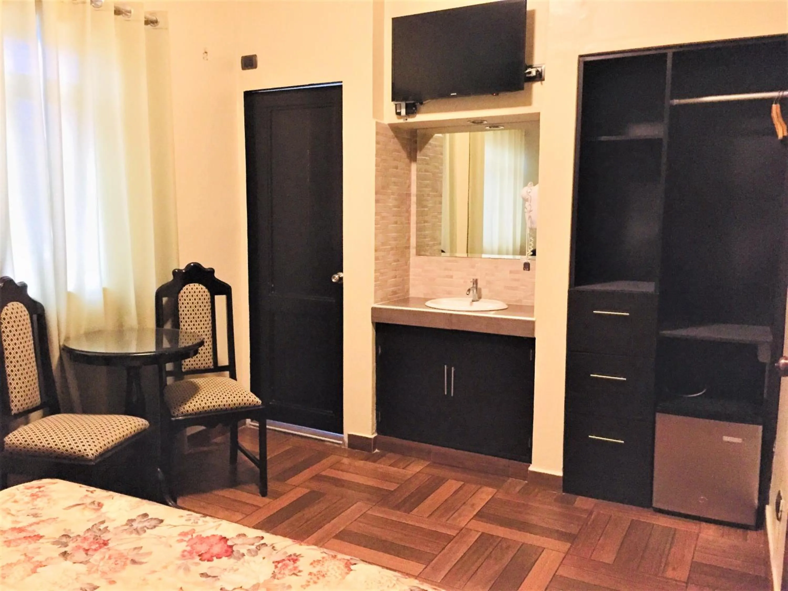 Hostal Carlos Tenaud