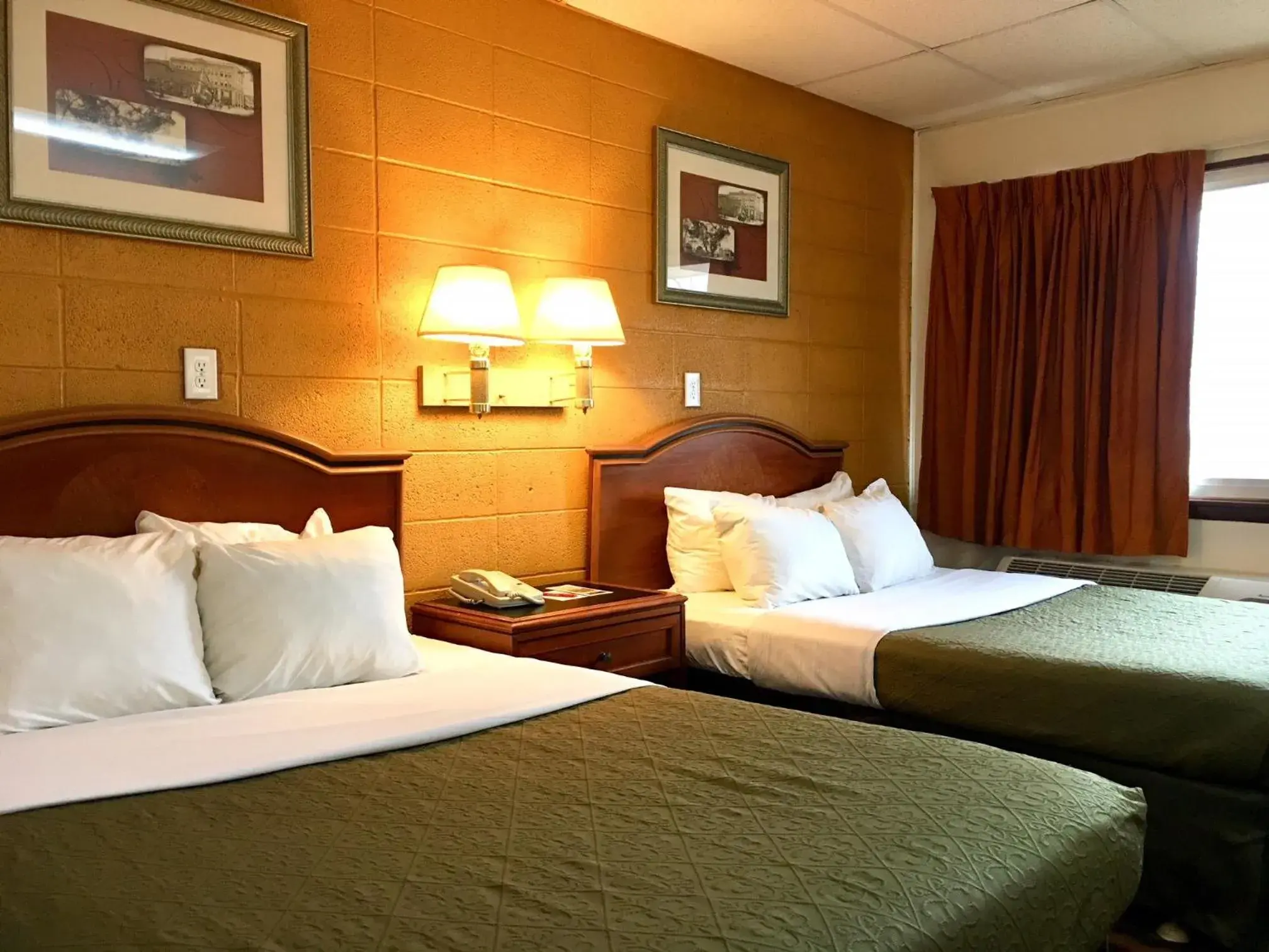 Double Room with Two Double Beds in Red Carpet Inn Duncannon Double Room with Two Double Beds in Red Carpet Inn Duncannon