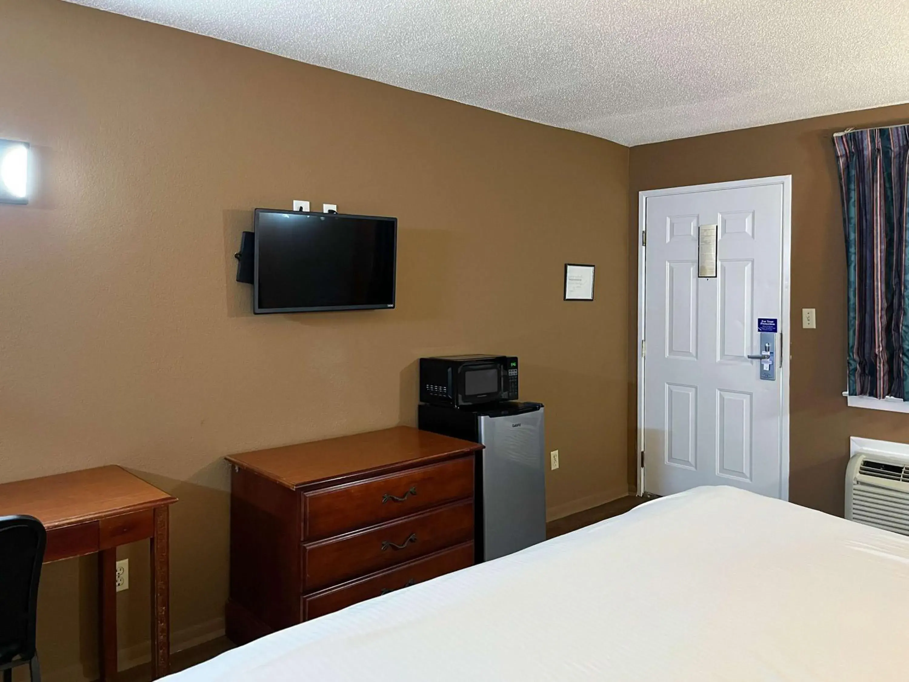 Bedroom, TV/Entertainment Center in Motel 6 Millington, TN