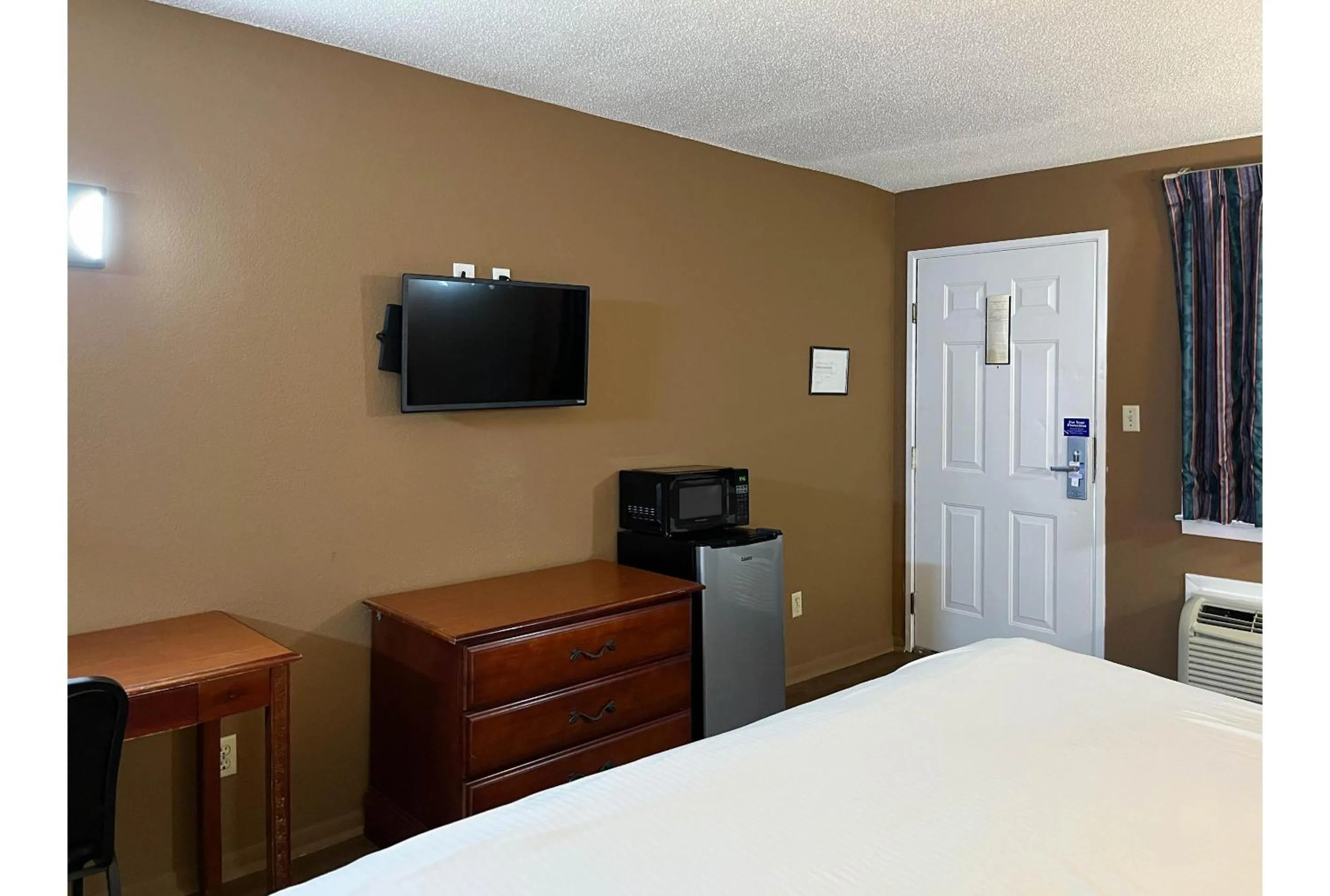 Bed in Motel 6 Millington TN