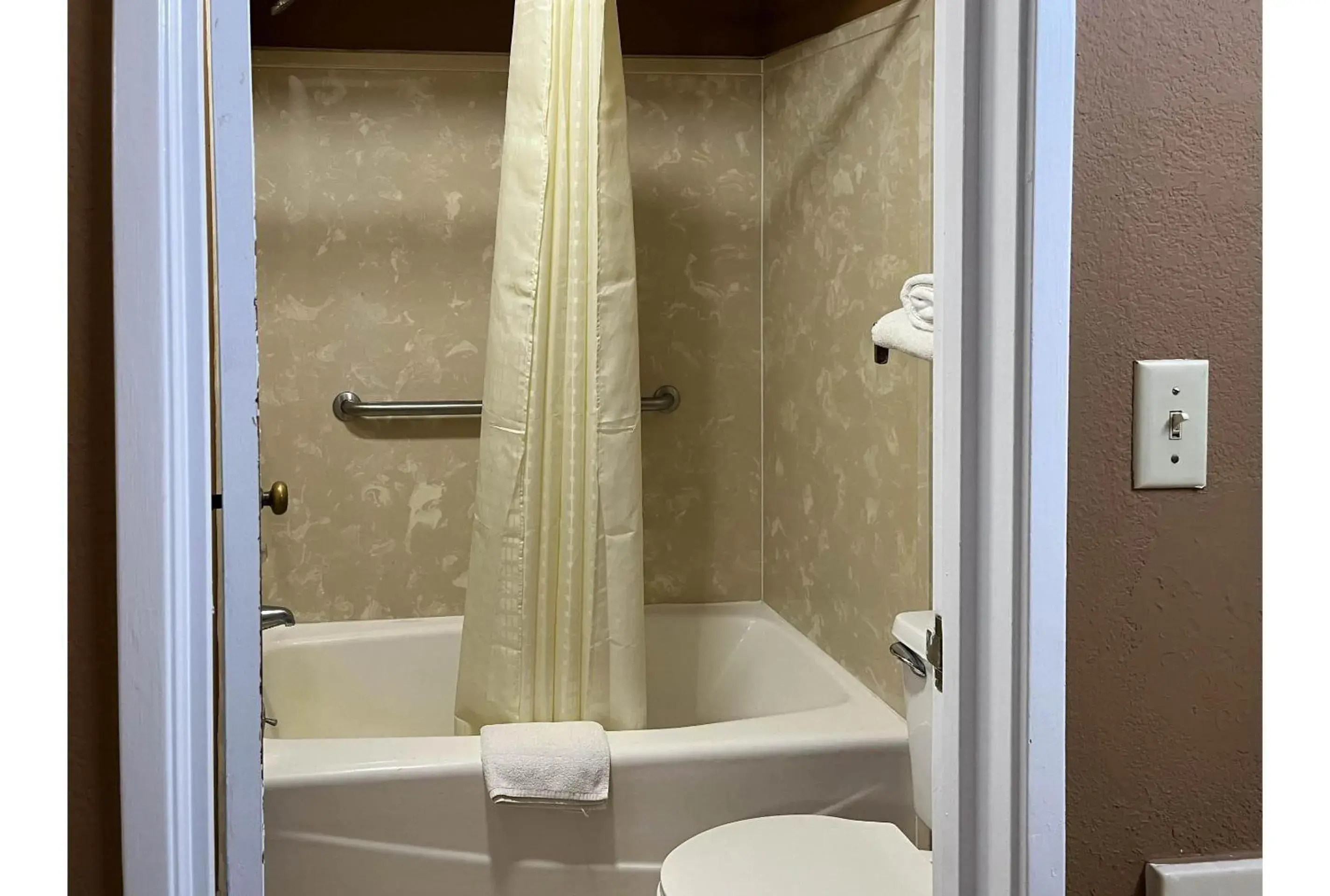 Bath in Motel 6 Millington TN Bath in Motel 6 Millington TN