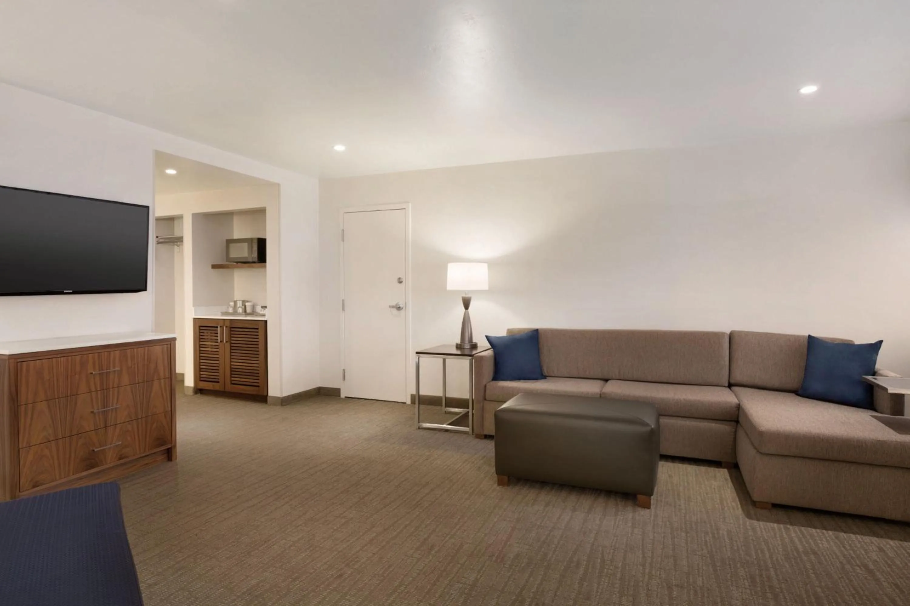 Living room in Delta Hotels by Marriott Helena Colonial