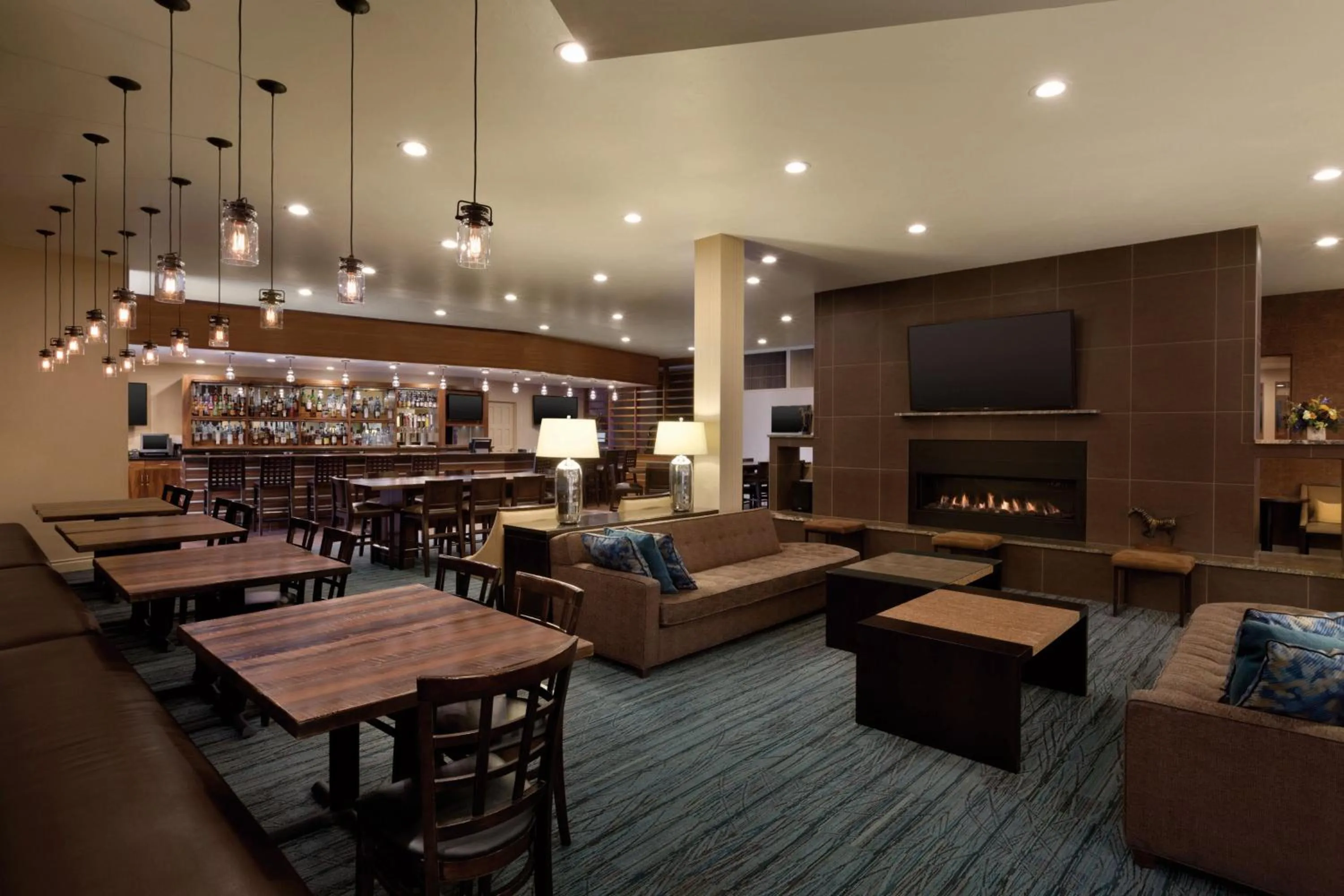 Lounge or bar in Delta Hotels by Marriott Helena Colonial