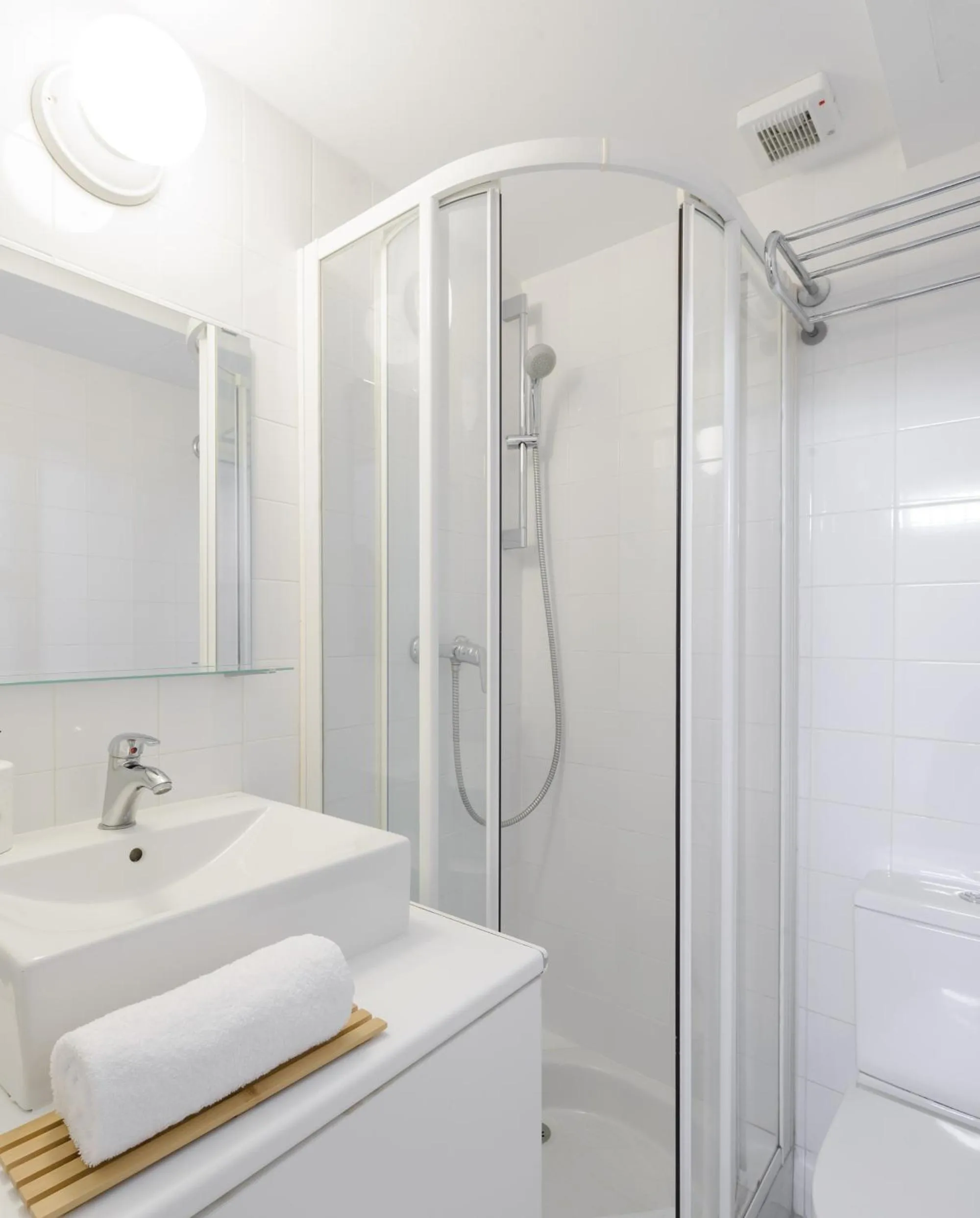 Shower in Charming Reina Sofía