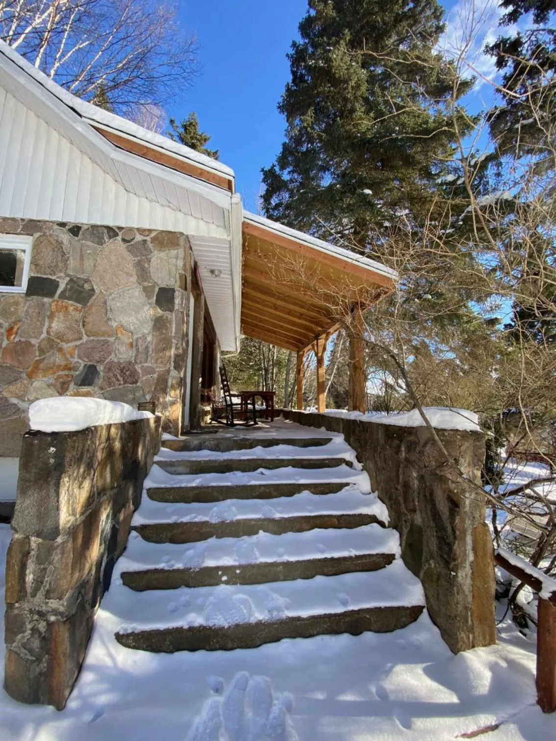Balcony/Terrace in Kan-à-Mouche Pourvoirie Auberge et Chalets