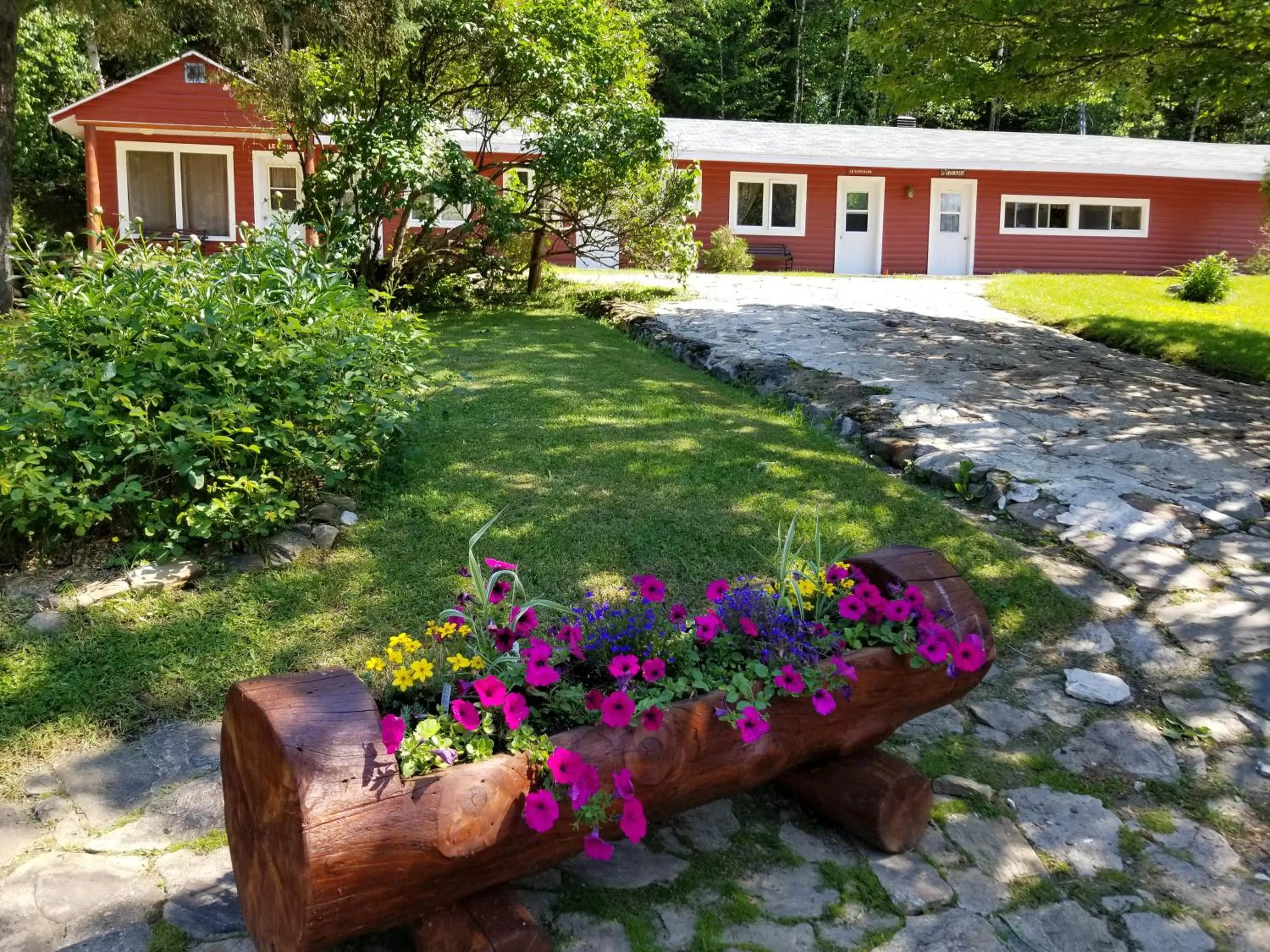 Kan-à-Mouche Pourvoirie Auberge et Chalets