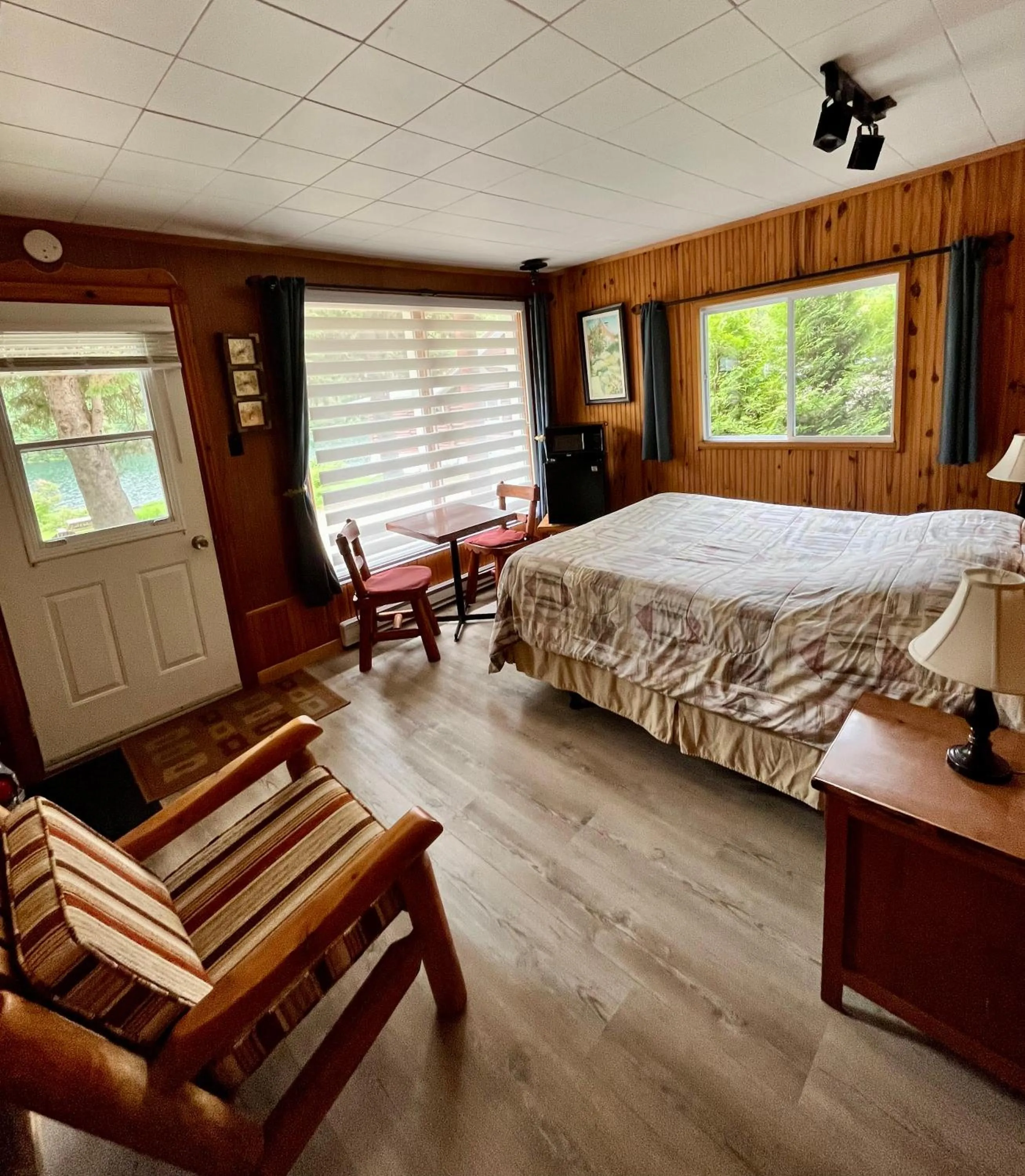 Queen Room in Kan-à-Mouche Pourvoirie Auberge et Chalets