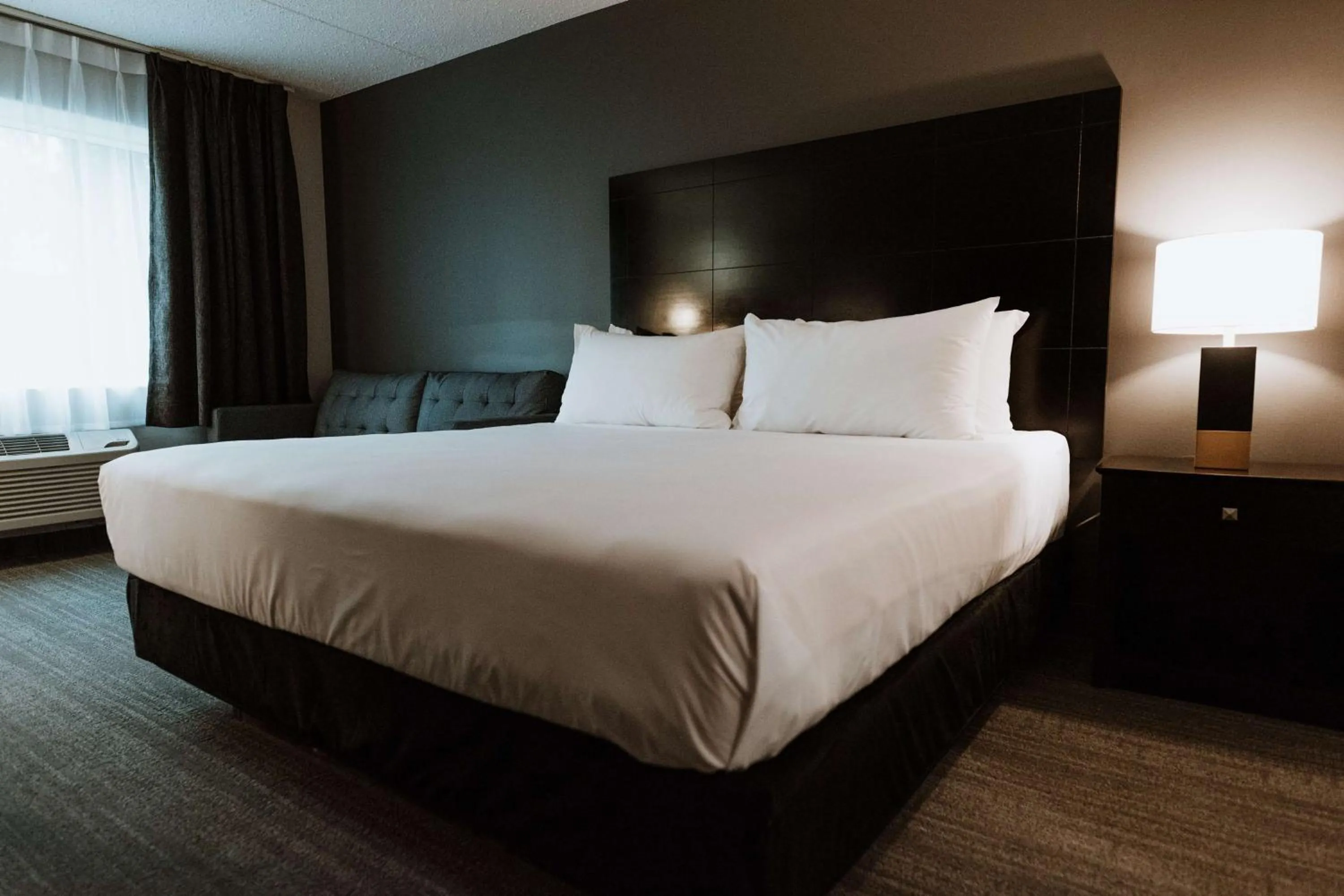 Shower, Bed in Coast Nisku Inn & Conference Centre