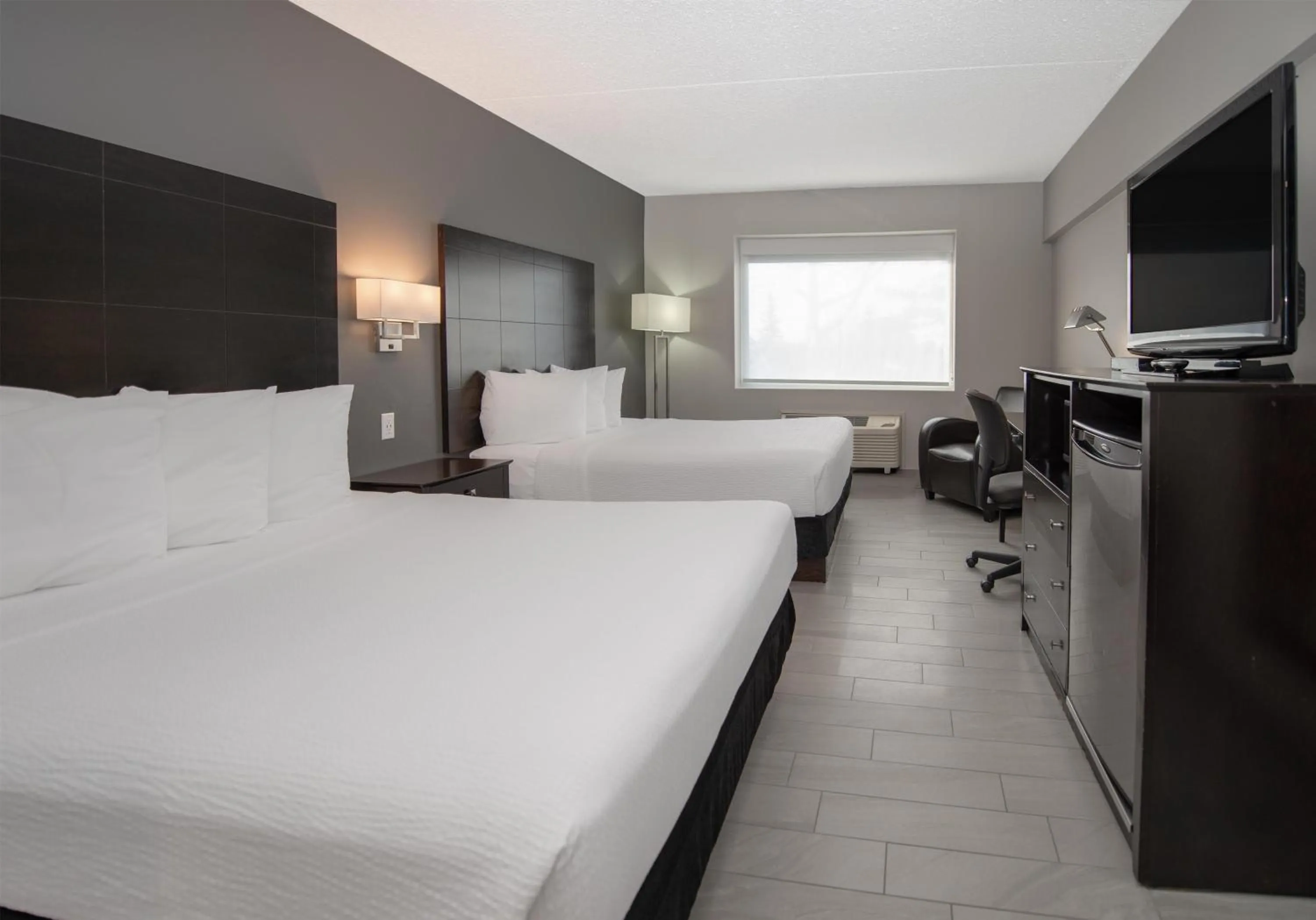 Bedroom, Bed in Coast Nisku Inn & Conference Centre