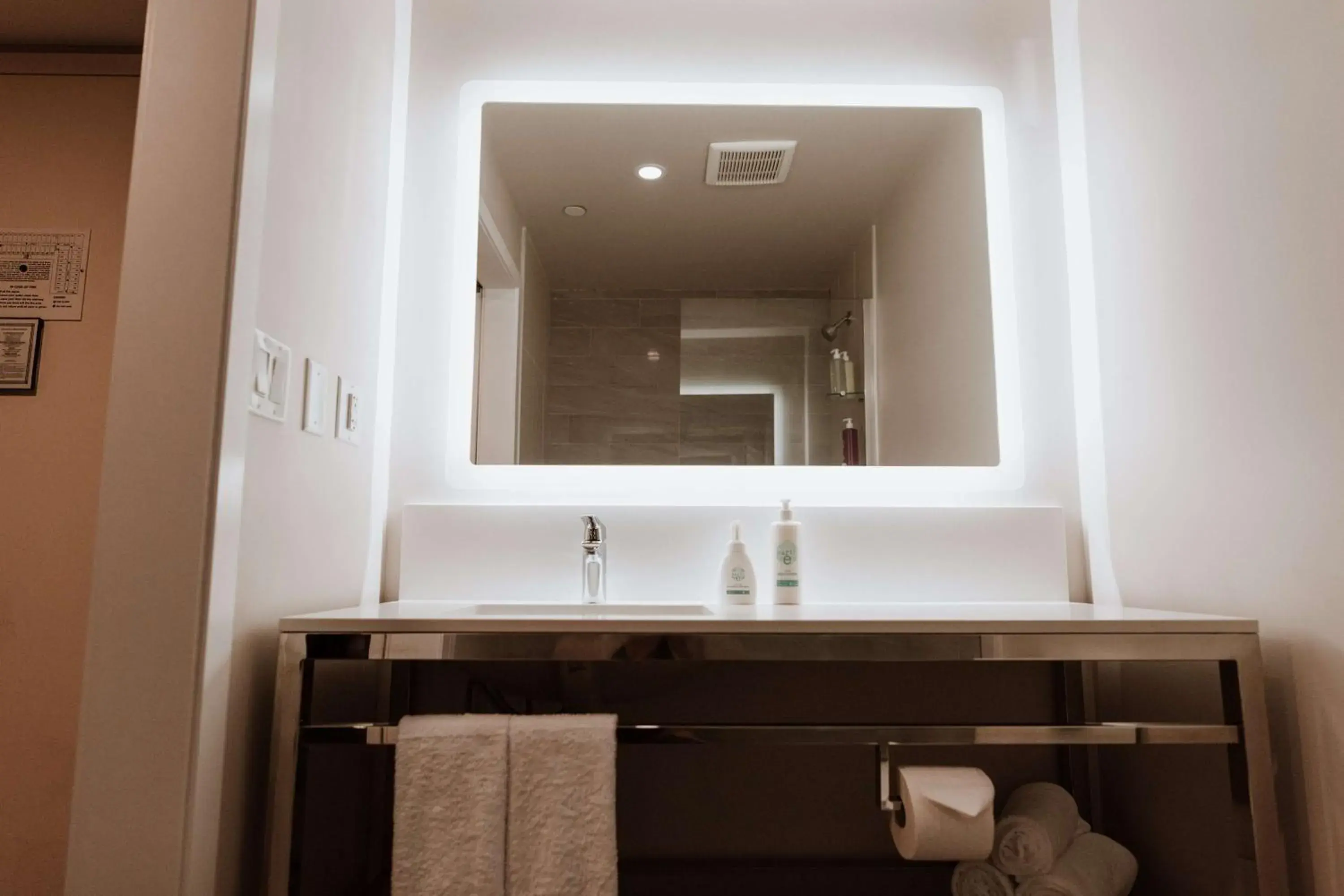 Coast Two Queens Pet Friendly in Coast Nisku Inn & Conference Centre Coast Two Queens Pet Friendly in Coast Nisku Inn & Conference Centre