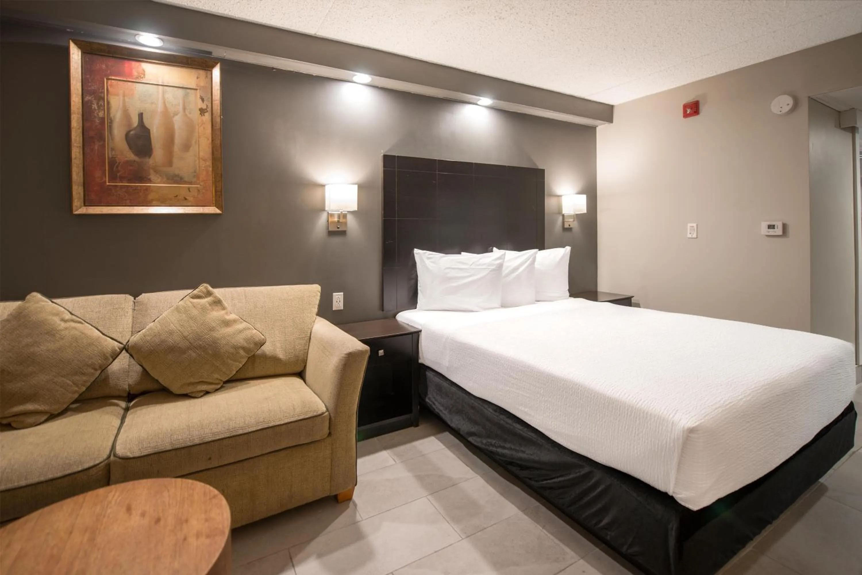 Bedroom, Bed in Coast Nisku Inn & Conference Centre