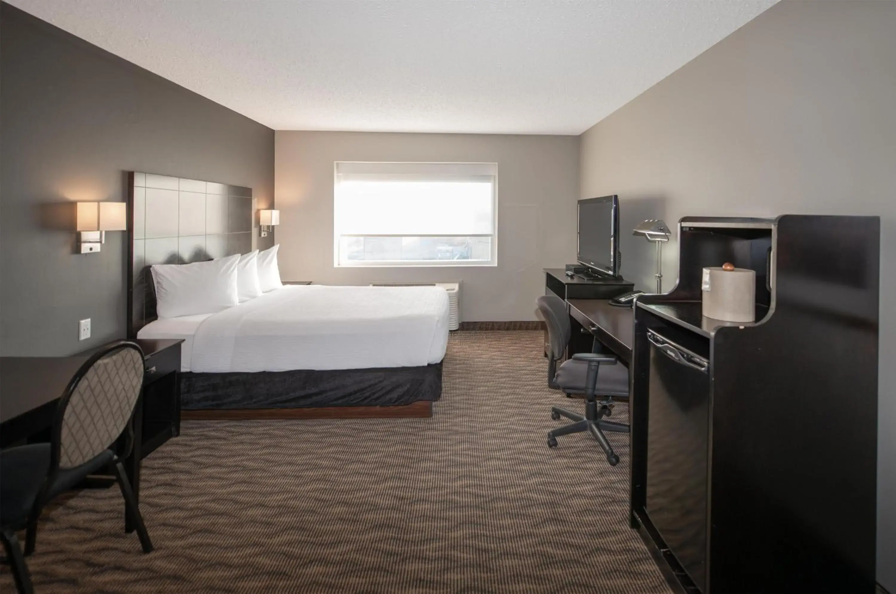 Coast Queen in Coast Nisku Inn & Conference Centre Coast Queen in Coast Nisku Inn & Conference Centre