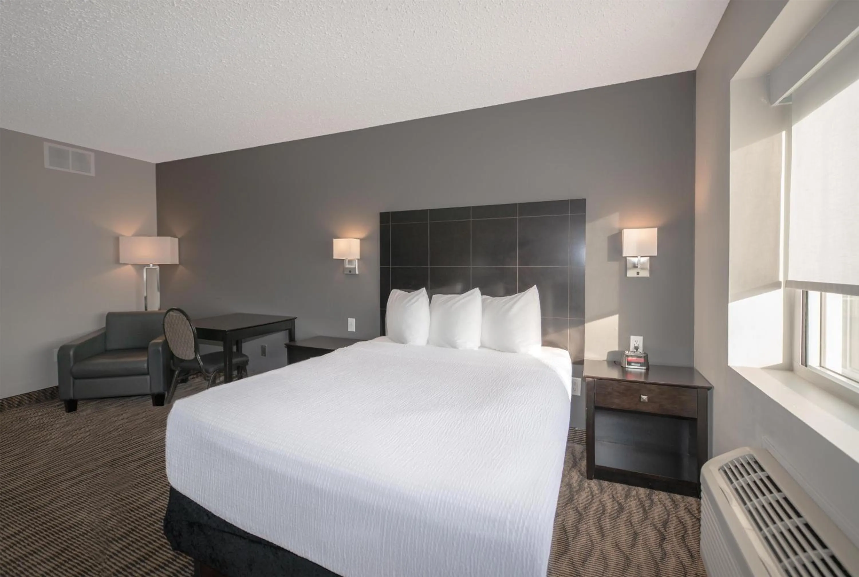 Bedroom, Bed in Coast Nisku Inn & Conference Centre