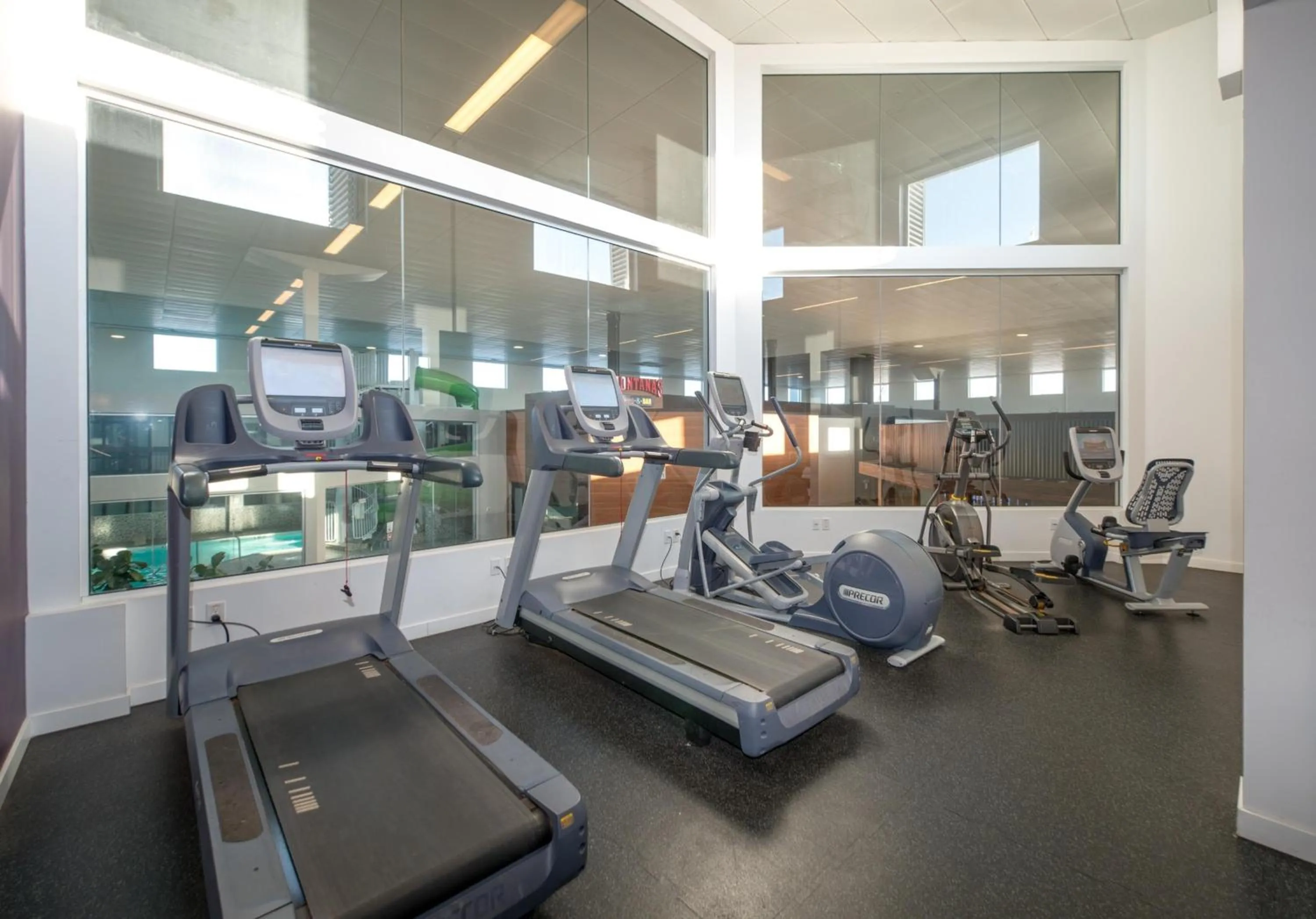 Fitness centre/facilities in Coast Nisku Inn & Conference Centre