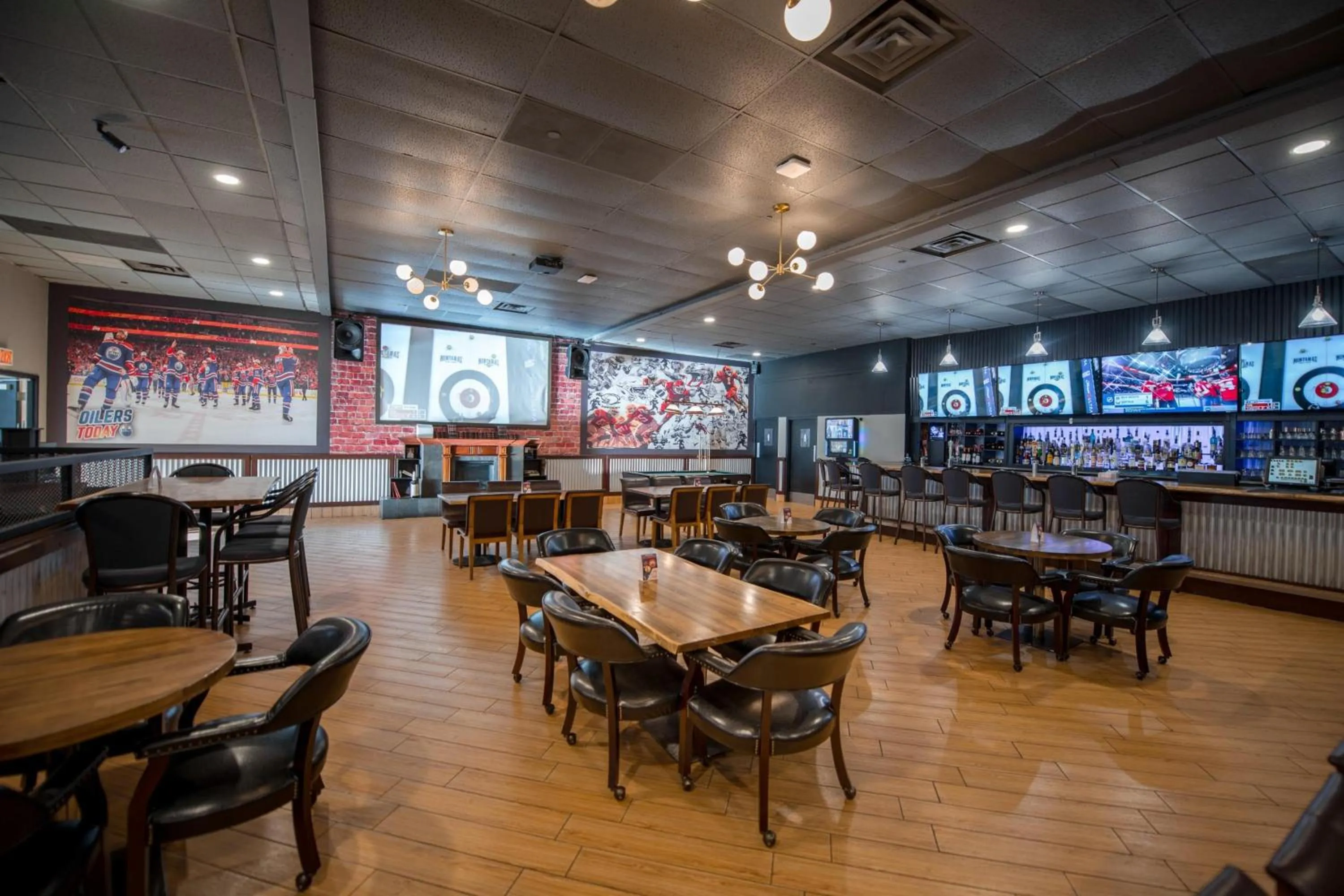 Lounge or bar in Coast Nisku Inn & Conference Centre