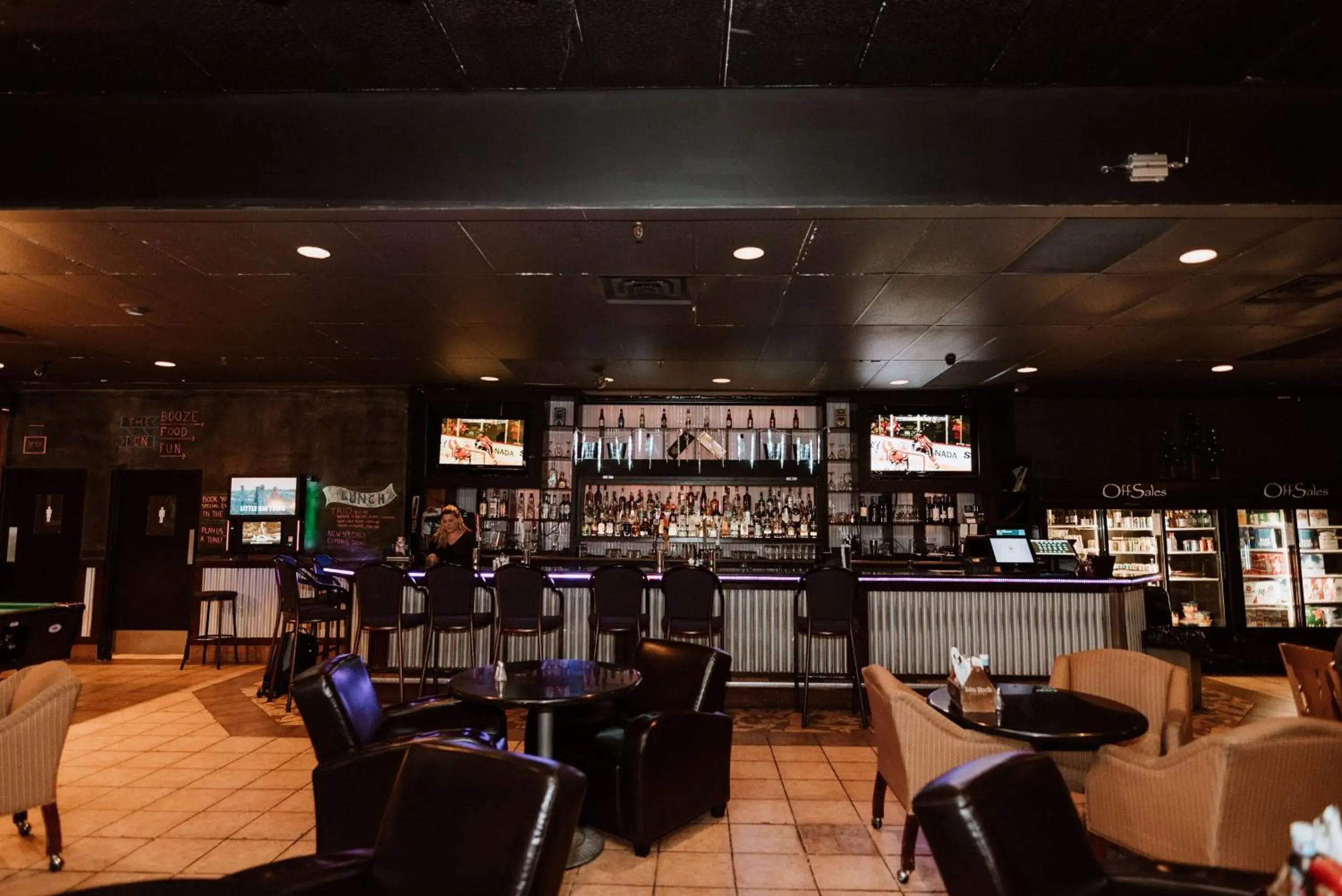 Lounge or bar in Coast Nisku Inn & Conference Centre Lounge or bar in Coast Nisku Inn & Conference Centre