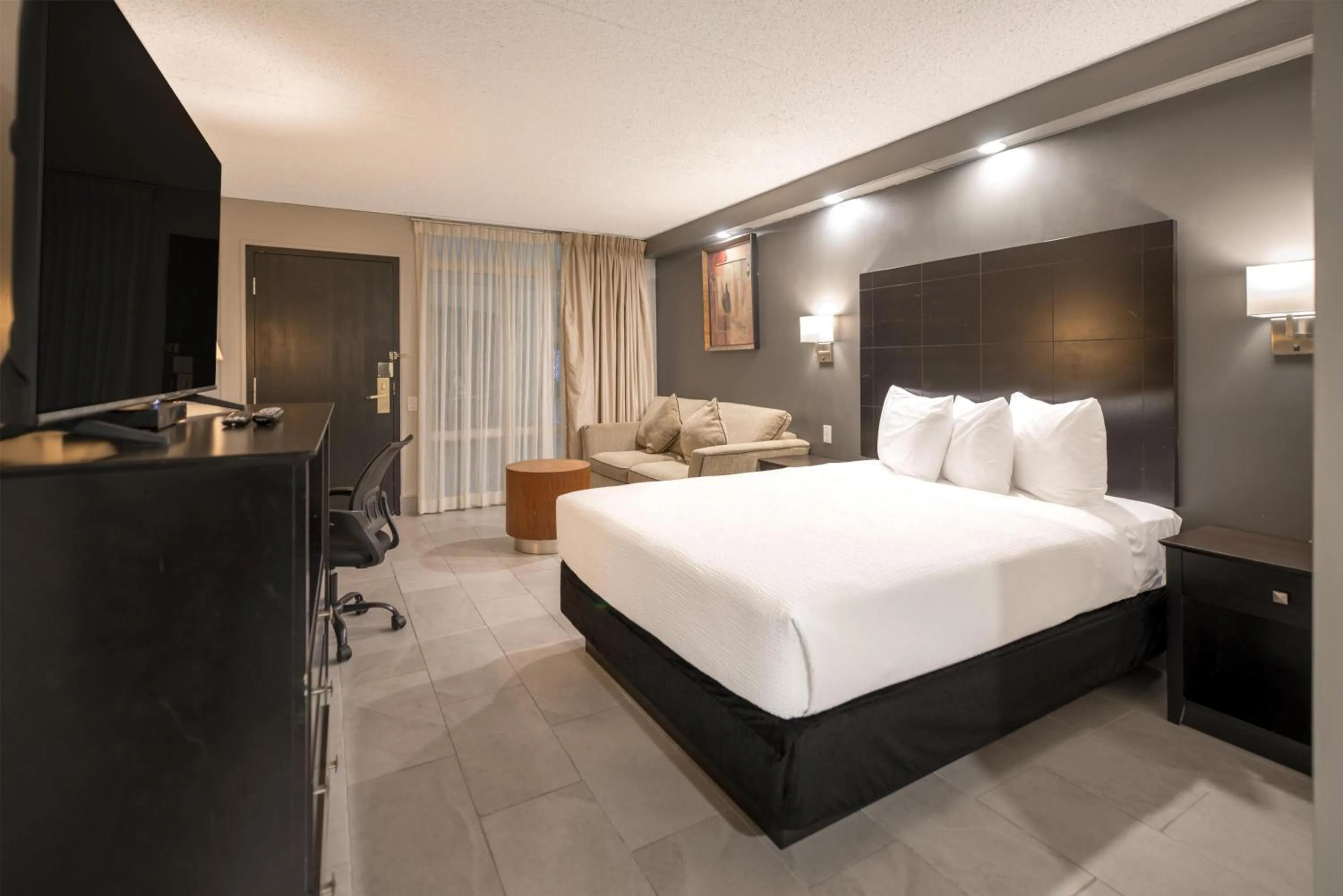 Bedroom, Bed in Coast Nisku Inn & Conference Centre