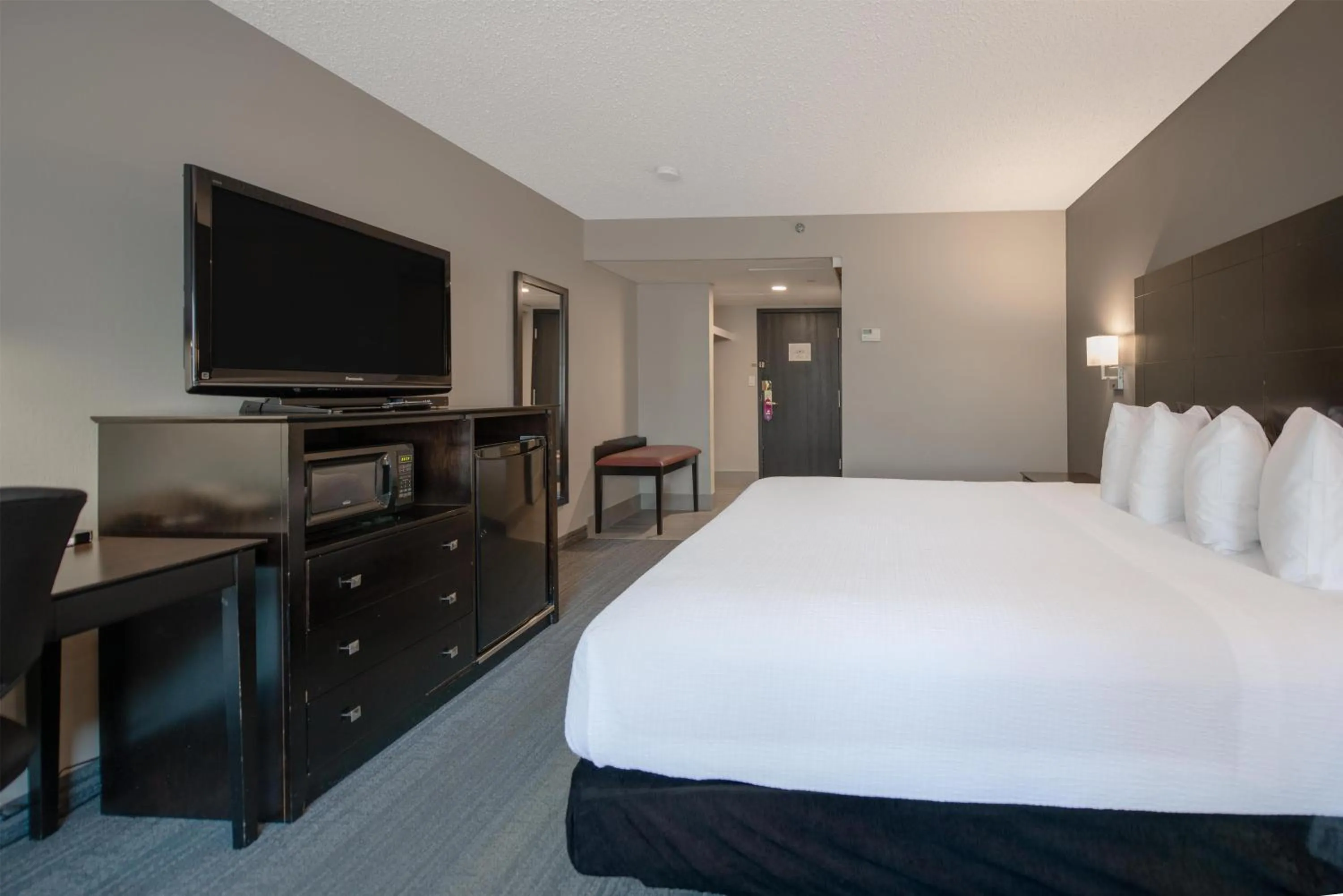 Bedroom, Bed in Coast Nisku Inn & Conference Centre