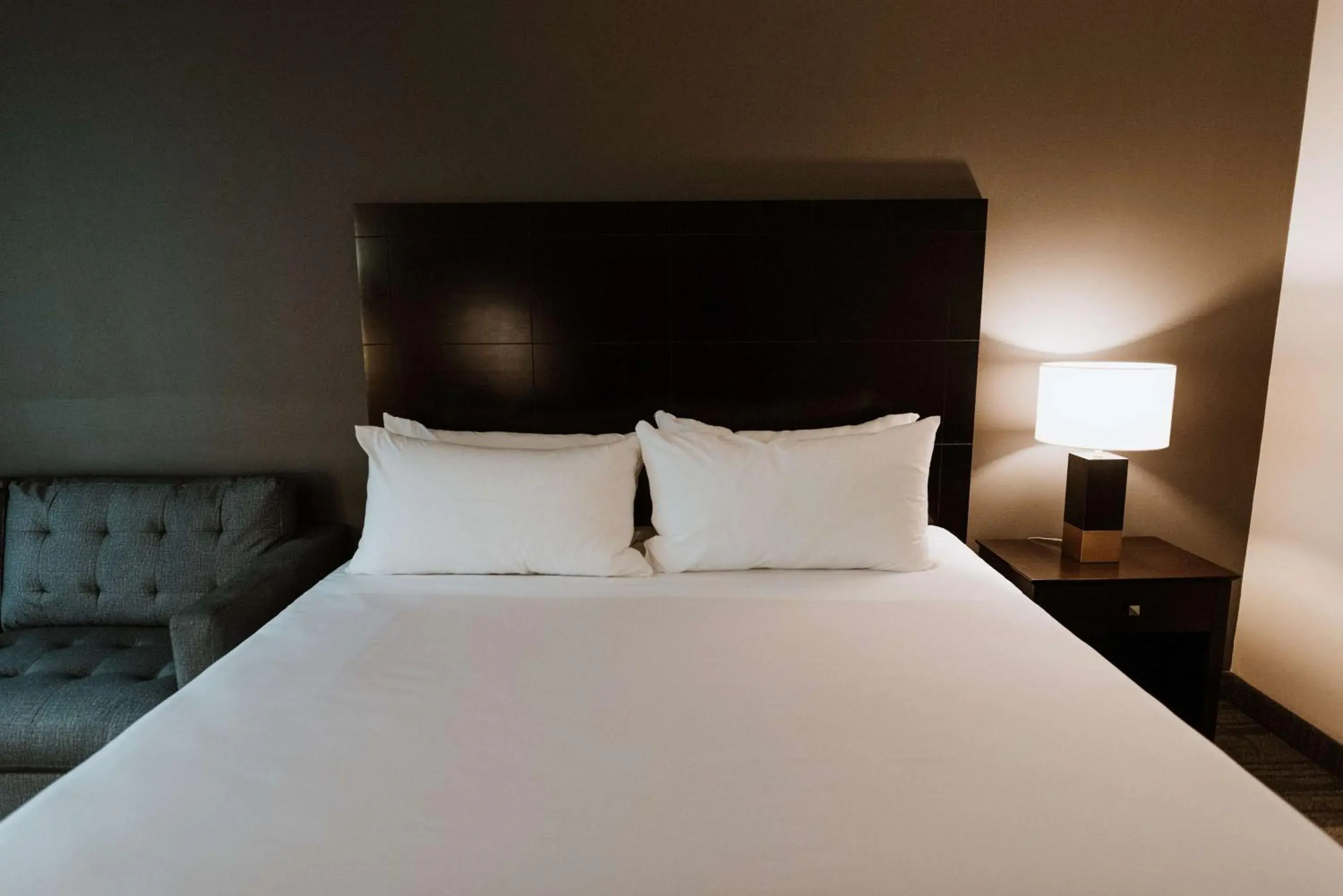 Shower, Bed in Coast Nisku Inn & Conference Centre Shower, Bed in Coast Nisku Inn & Conference Centre