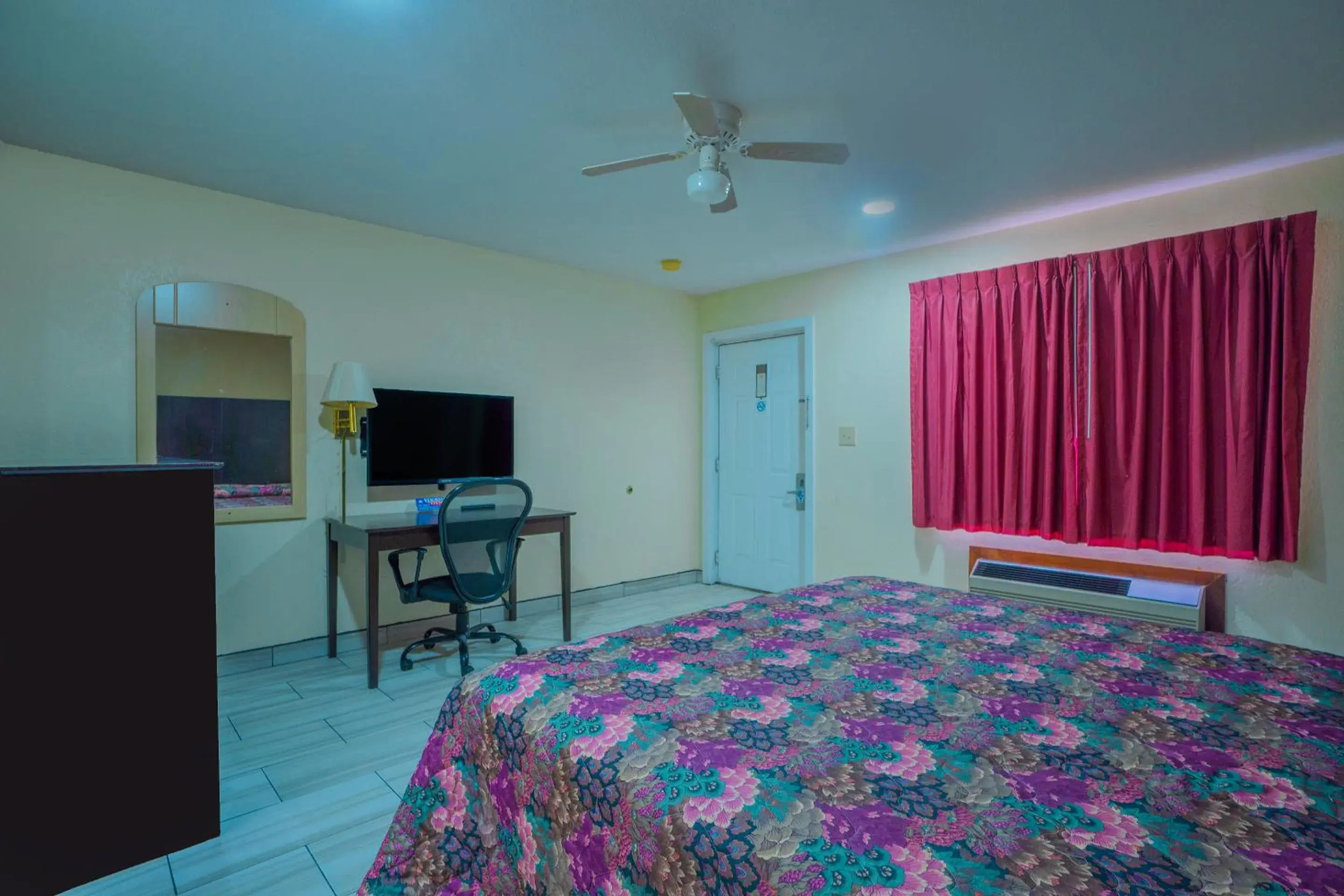 Bedroom, Bed in Texas Inn San Benito near Harlingen