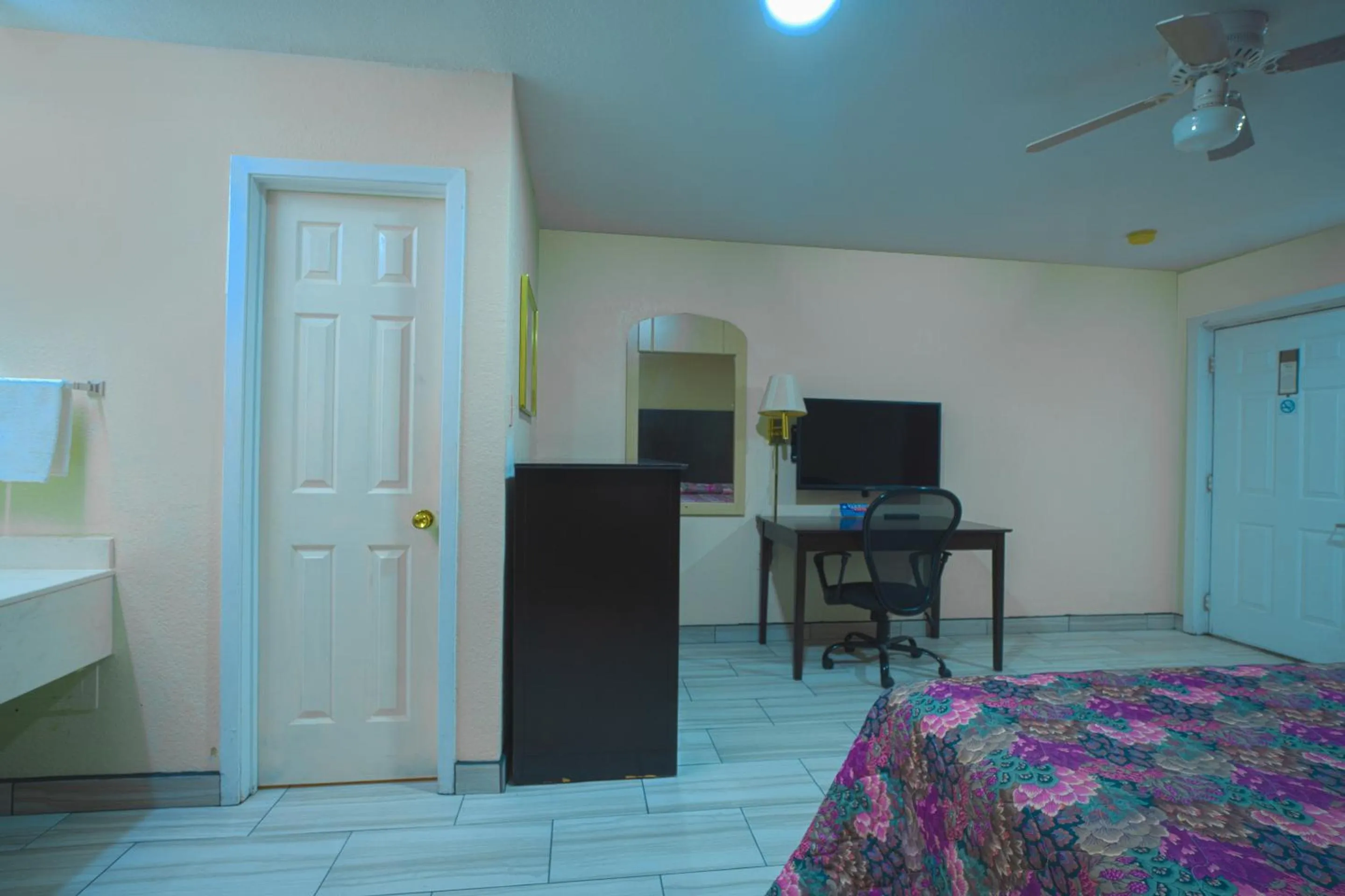 TV and multimedia, Bed in Texas Inn San Benito near Harlingen