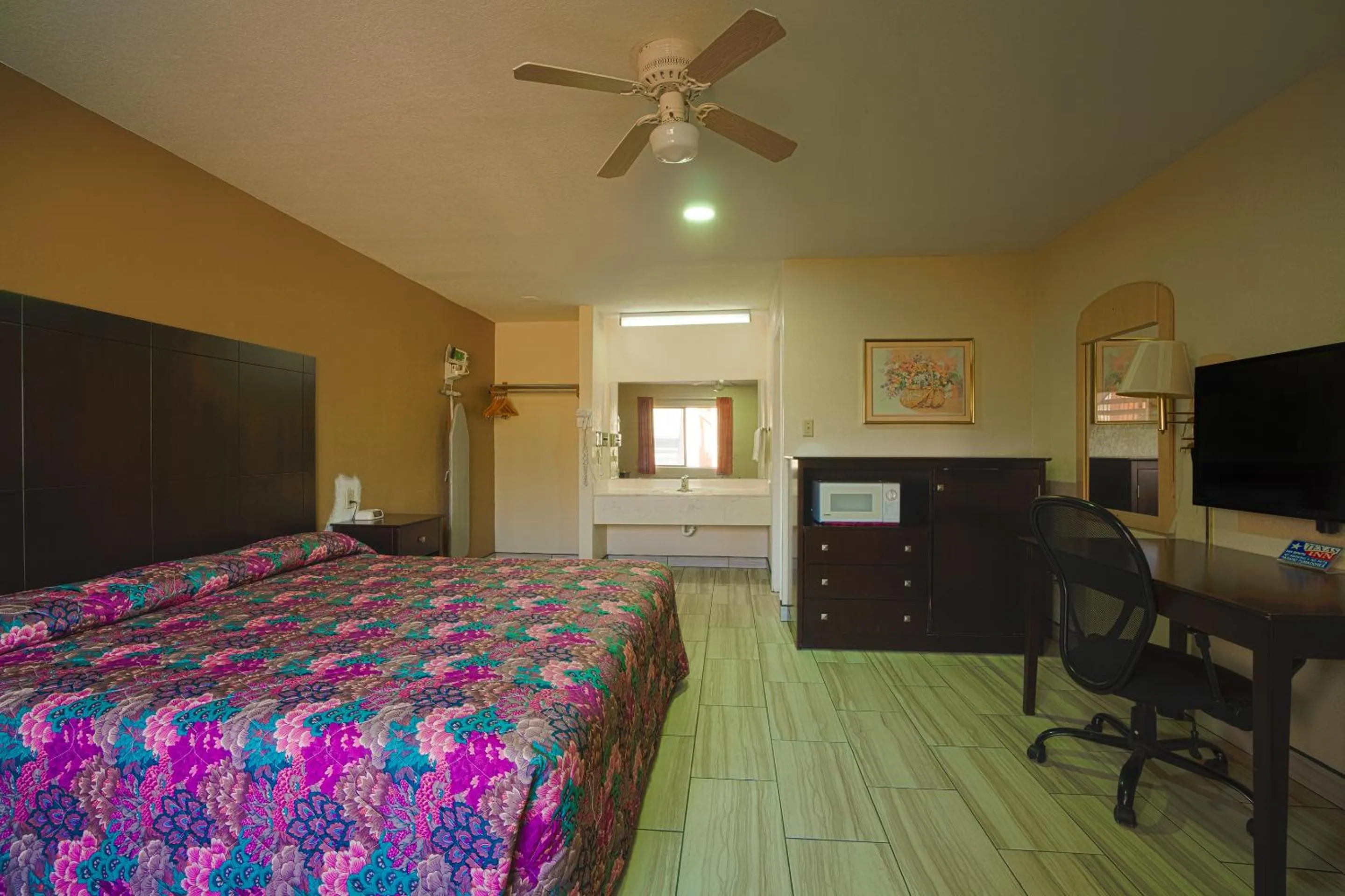 Bedroom, Bed in Texas Inn San Benito near Harlingen