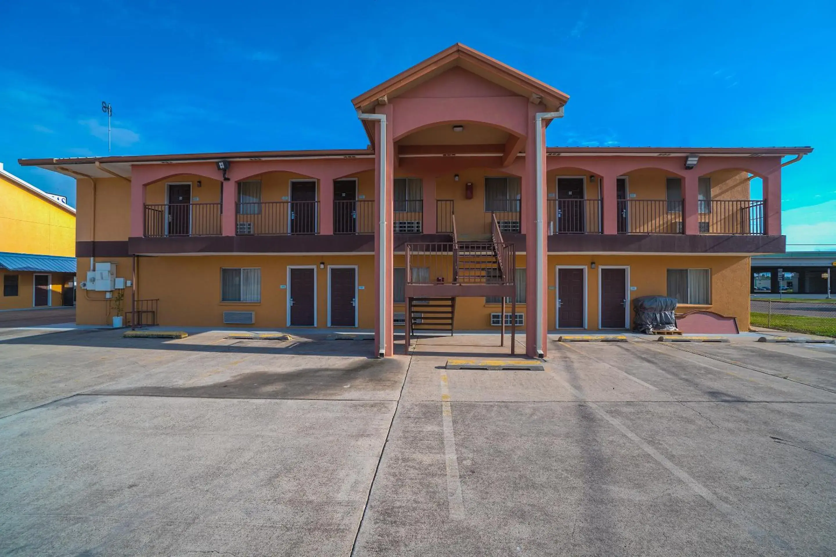 Parking, Property Building in Texas Inn San Benito near Harlingen