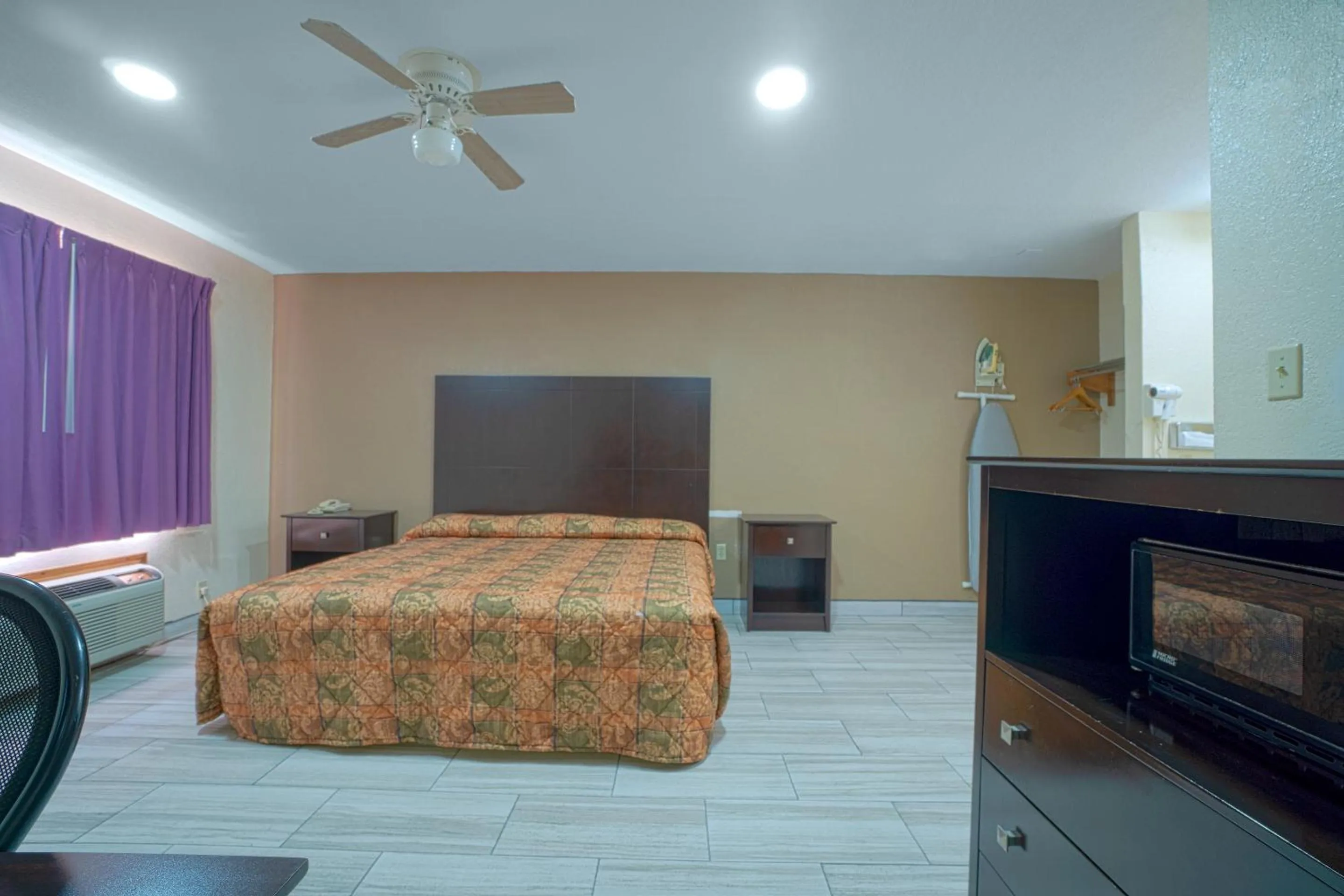 Bedroom, Bed in Texas Inn San Benito near Harlingen