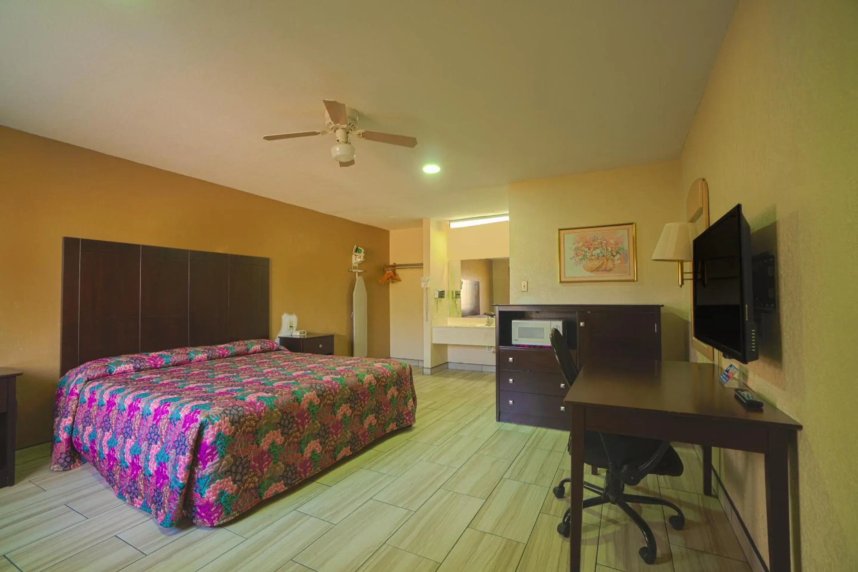 Bedroom, Bed in Texas Inn San Benito near Harlingen