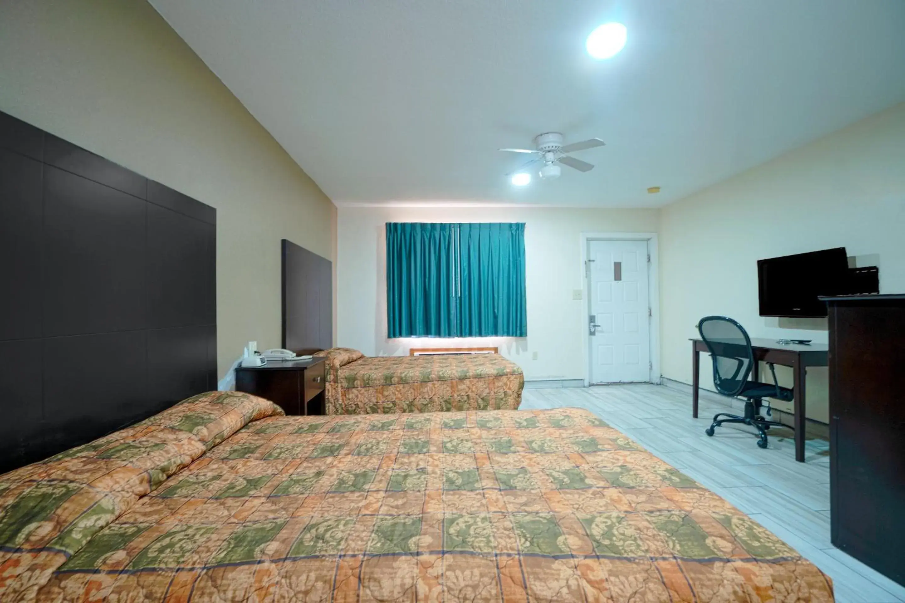 Bedroom, Bed in Texas Inn San Benito near Harlingen