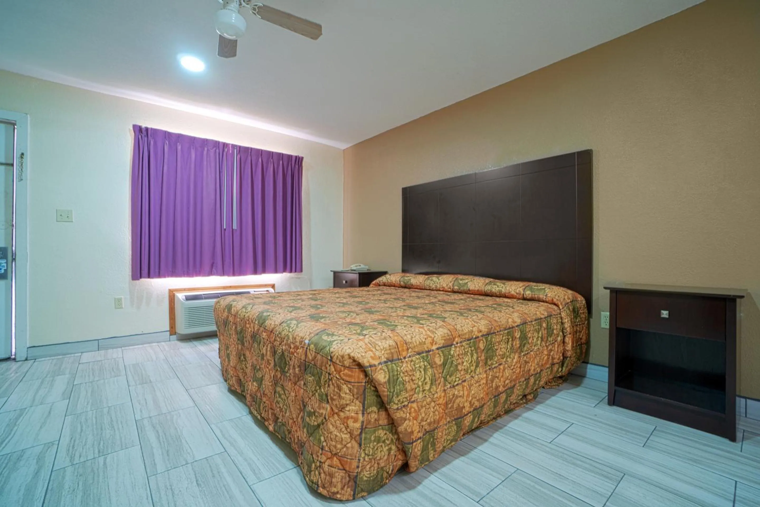 Bedroom, Bed in Texas Inn San Benito near Harlingen