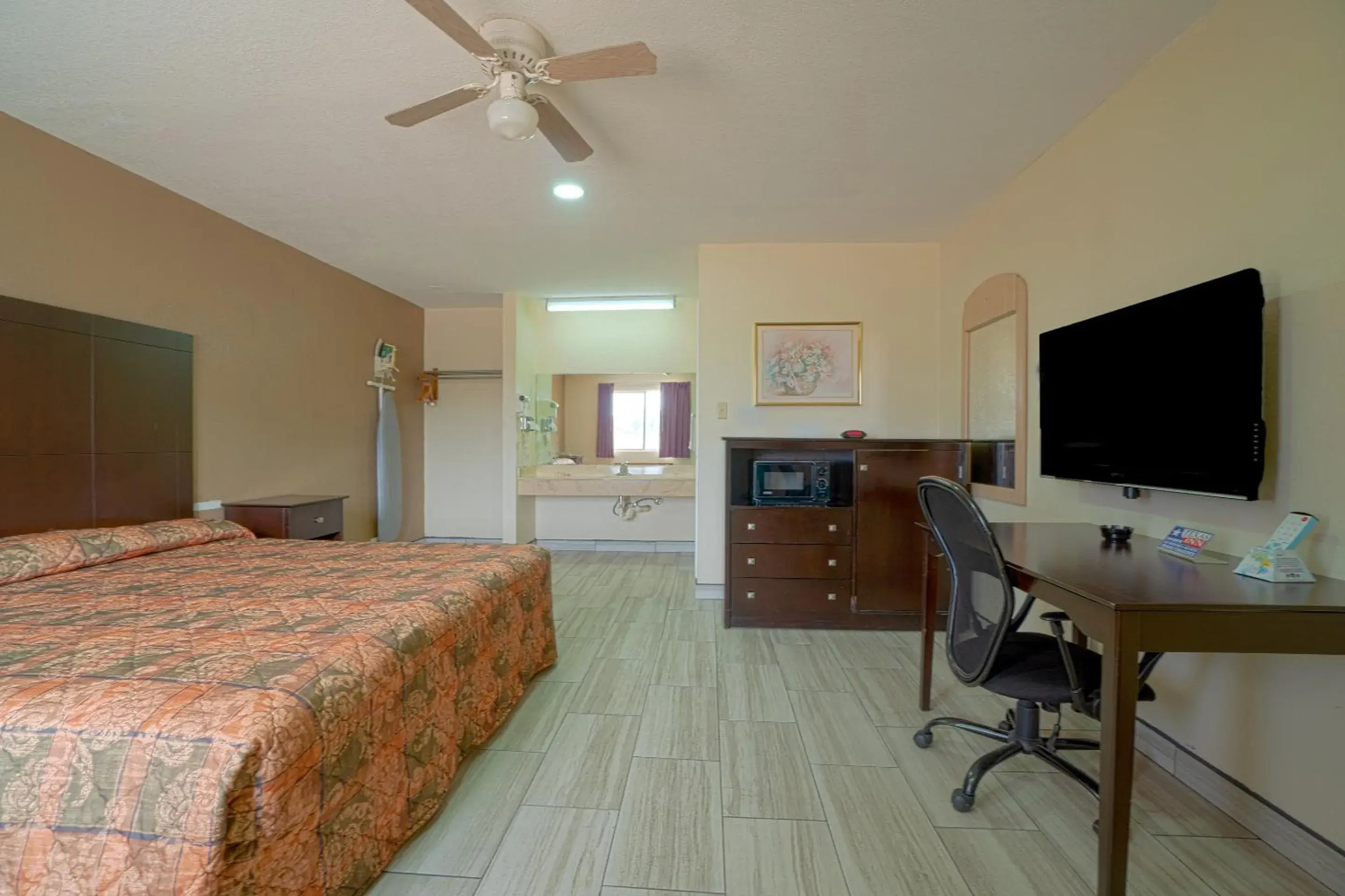 Bedroom, Bed in Texas Inn San Benito near Harlingen