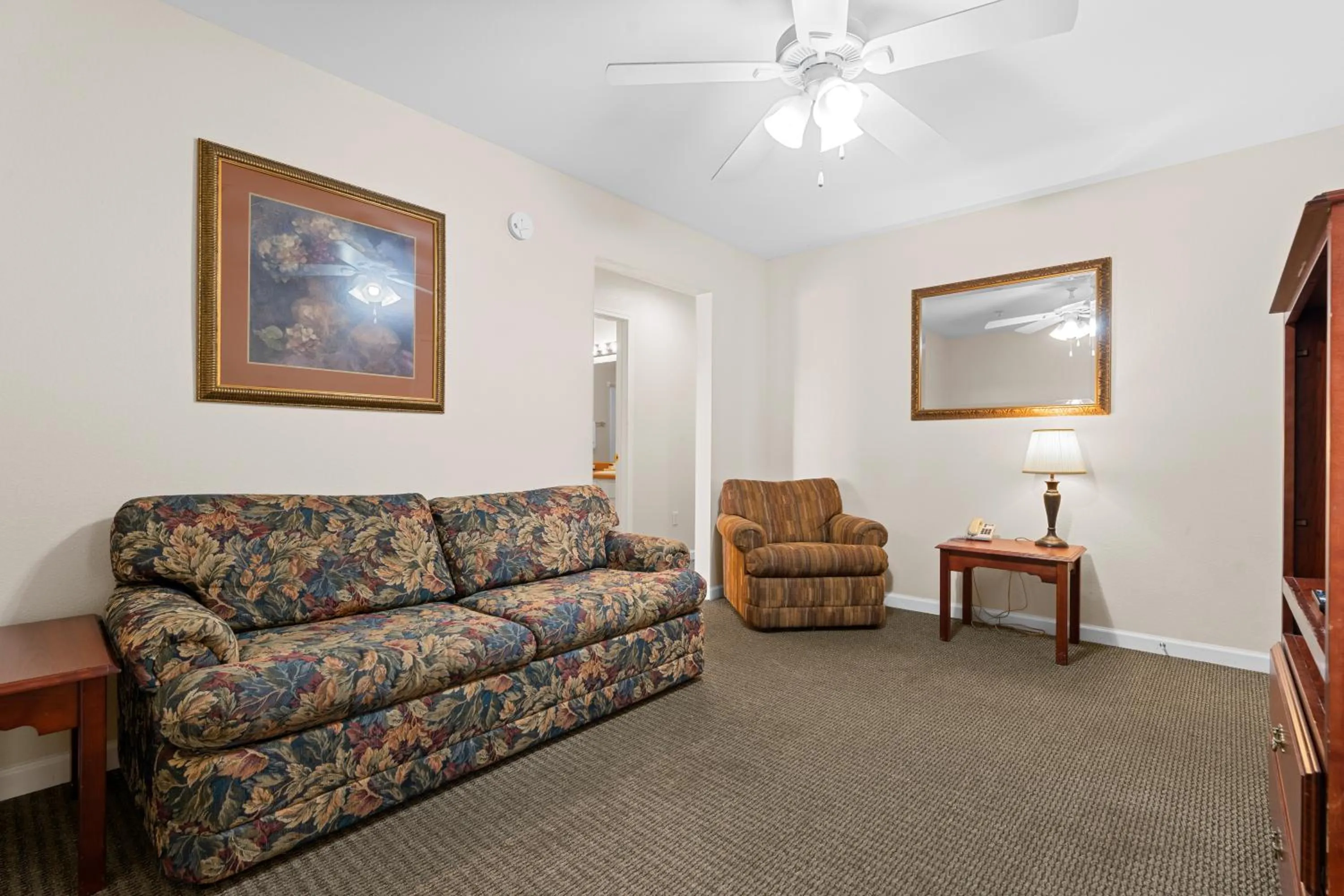 TV and multimedia in Grand Crowne Resort