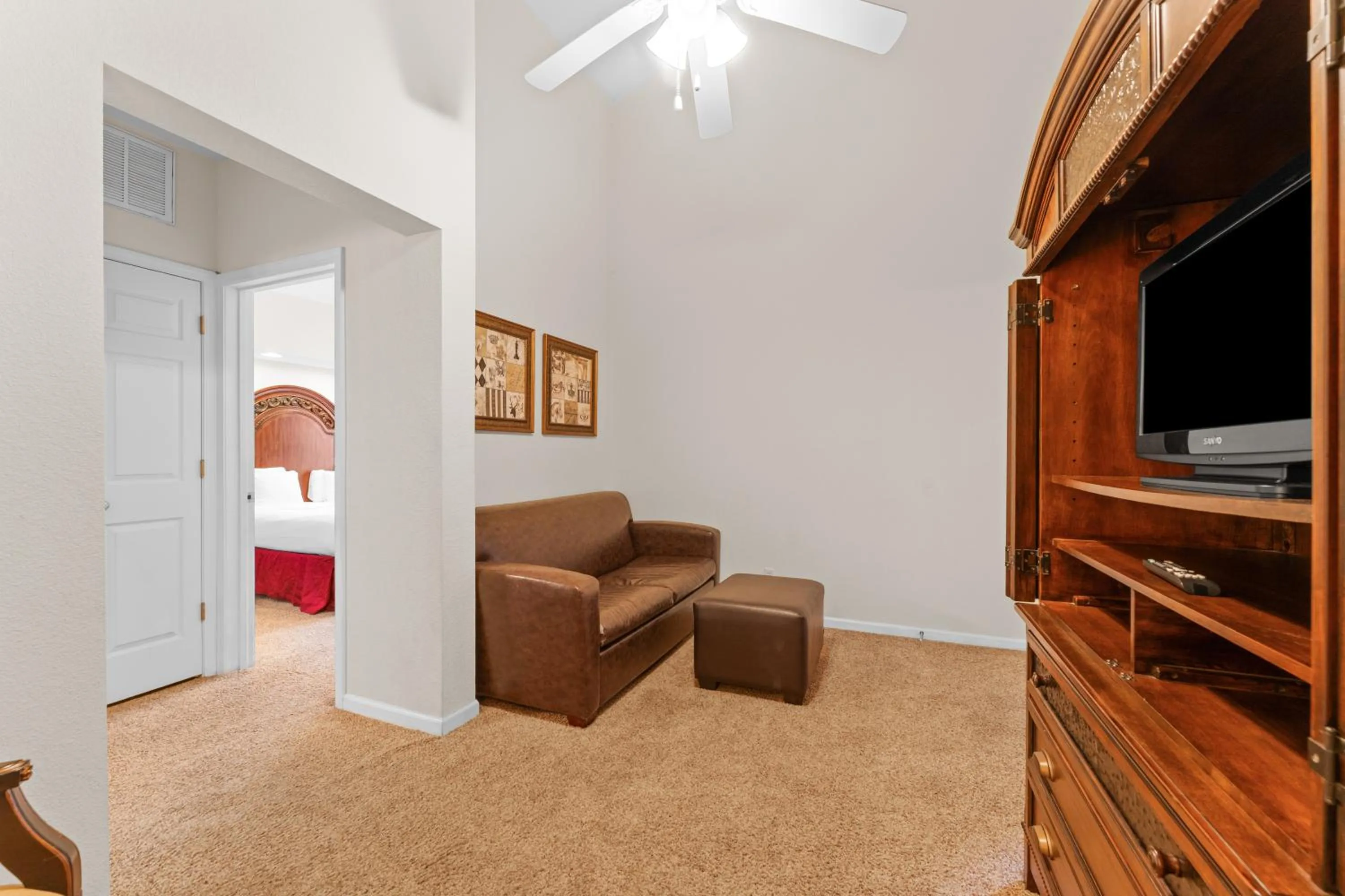 TV and multimedia in Grand Crowne Resort