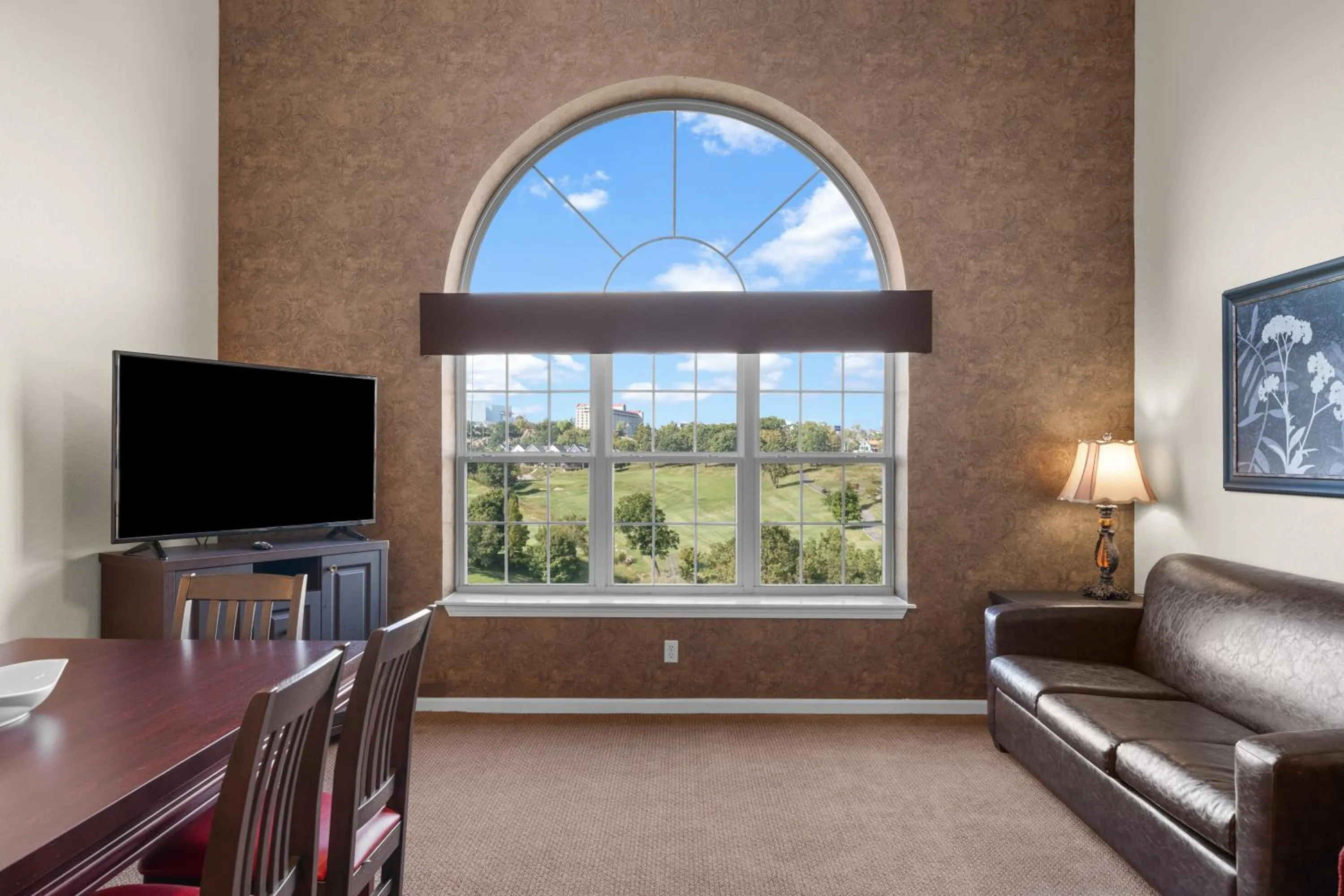 TV and multimedia in Grand Crowne Resort