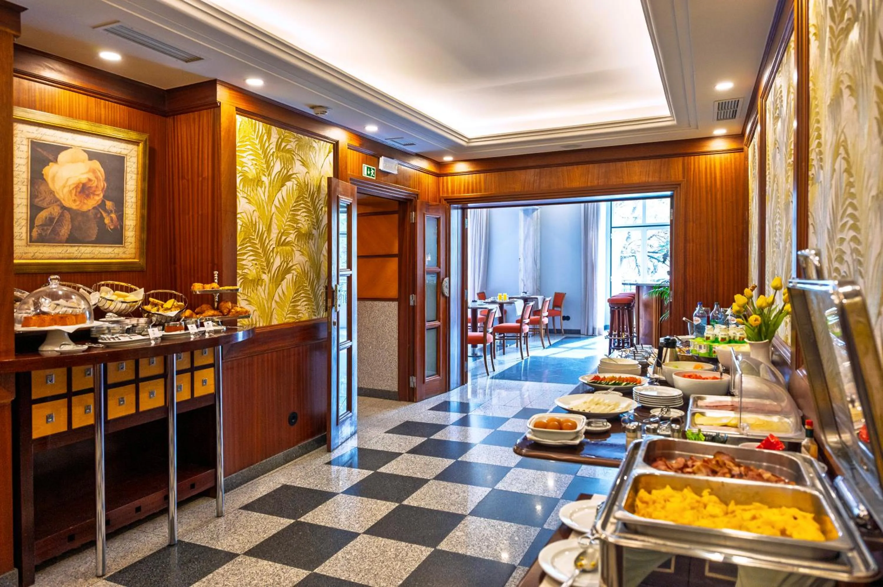 Buffet breakfast in Hotel Metropole