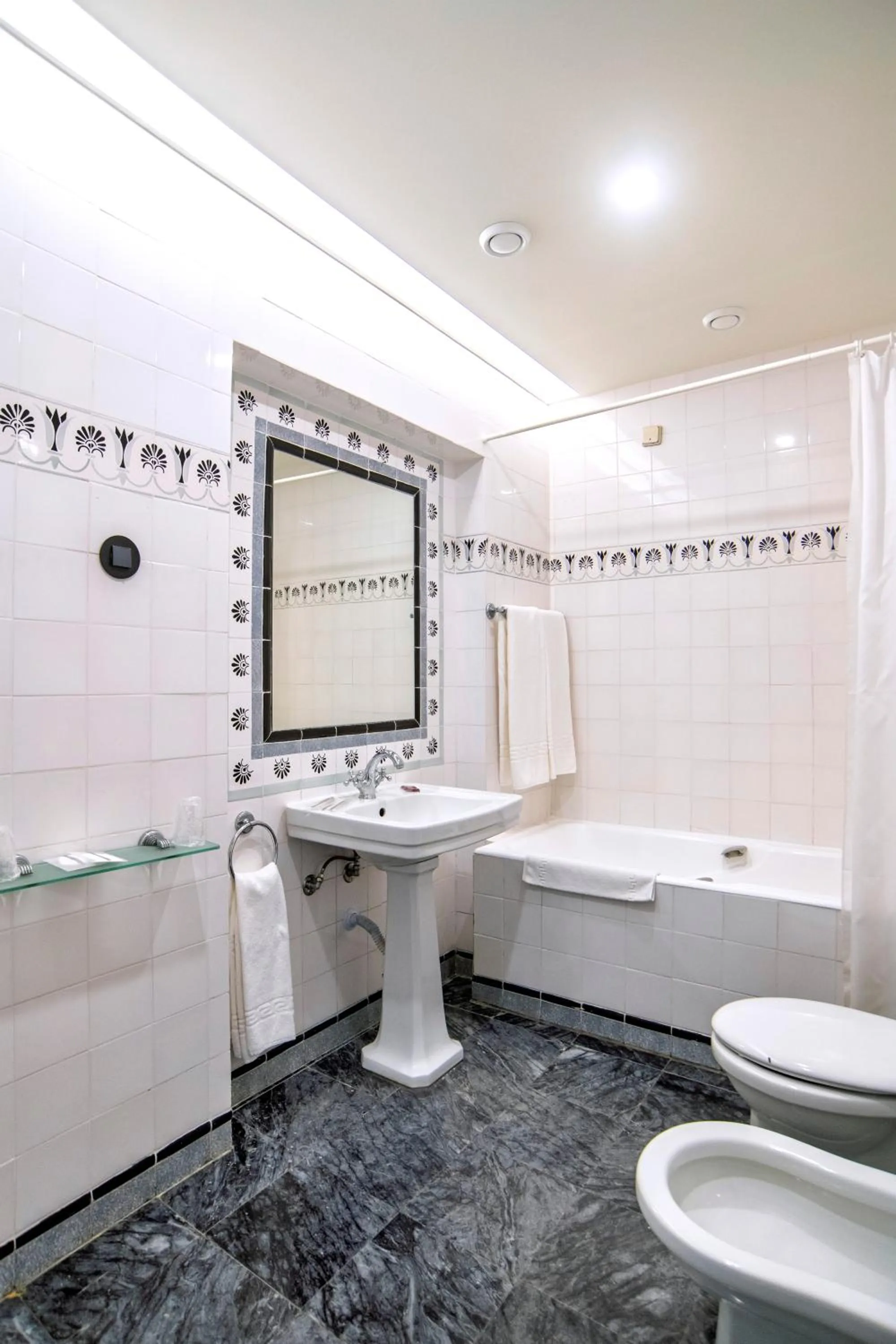 Bathroom in Hotel Metropole