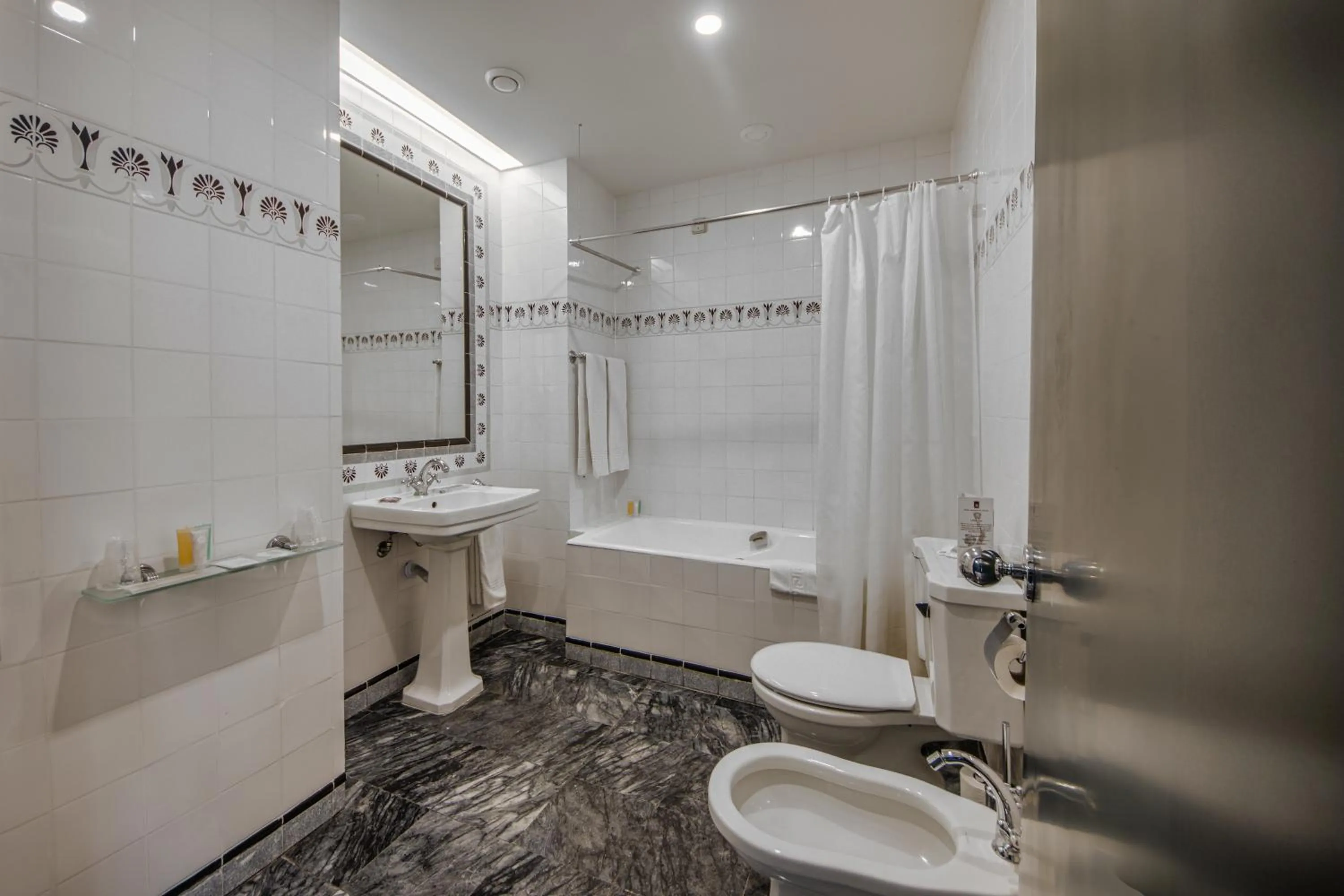 Toilet in Hotel Metropole