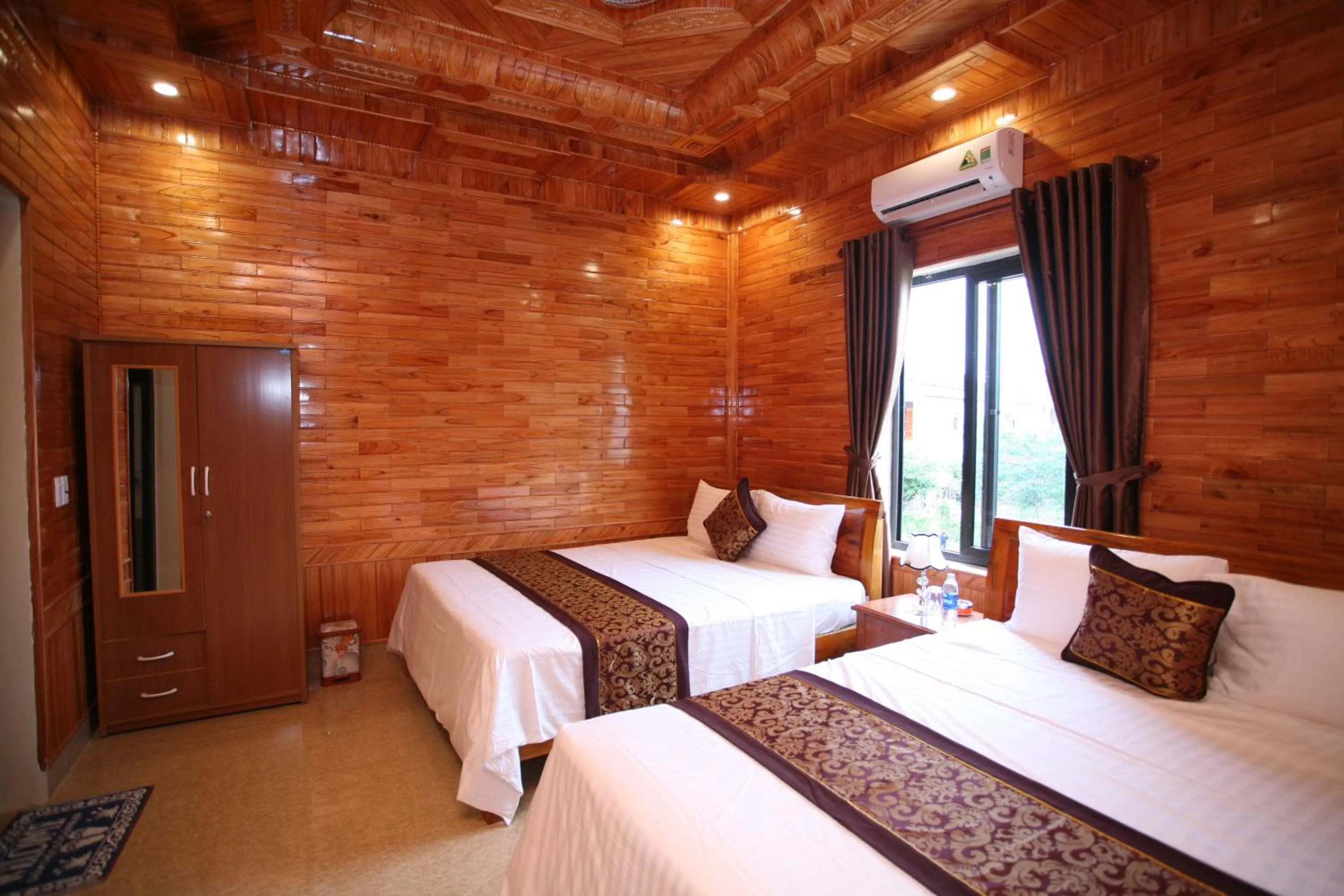 Photo of the whole room, Bed in Sky Hotel