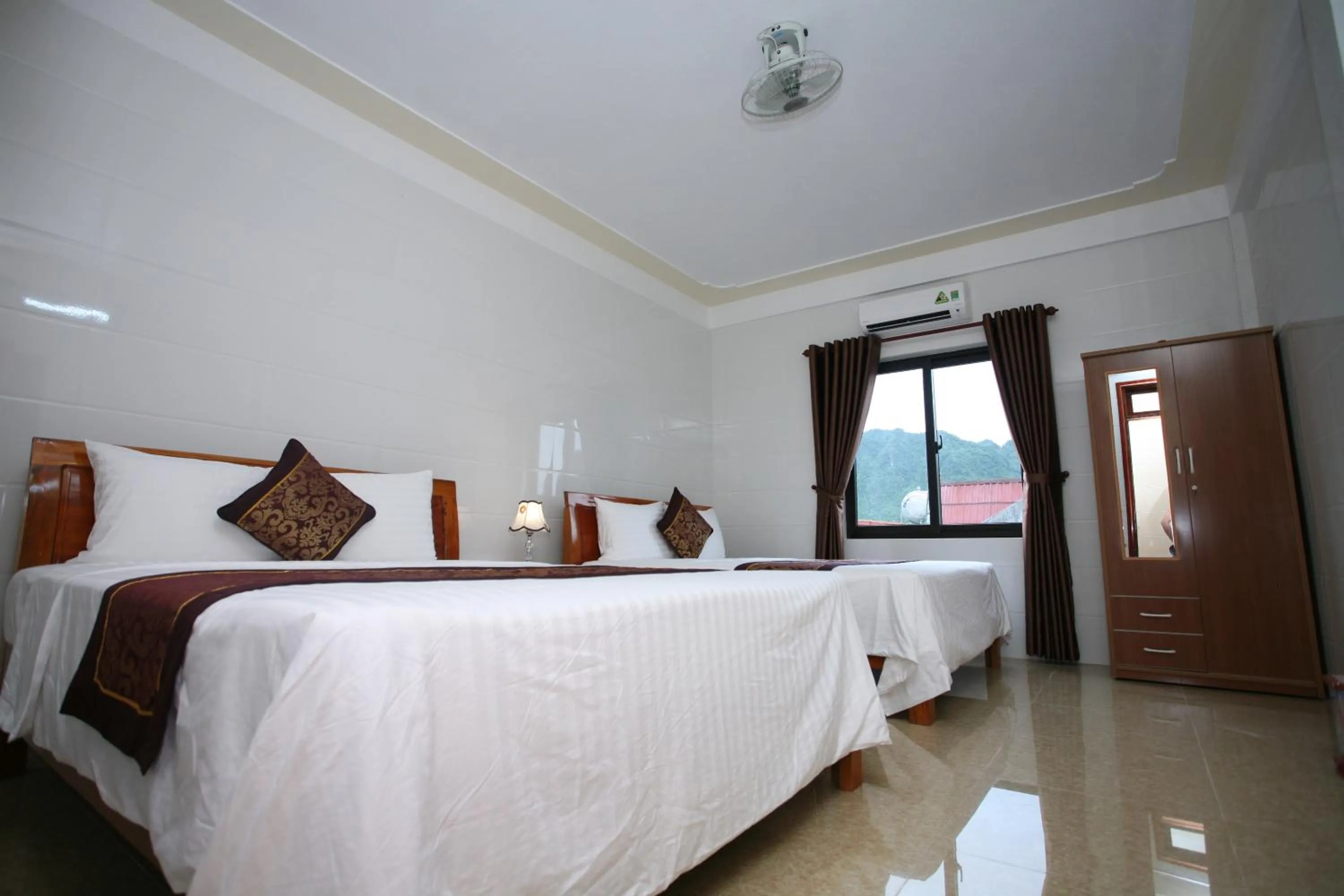 Photo of the whole room, Bed in Sky Hotel