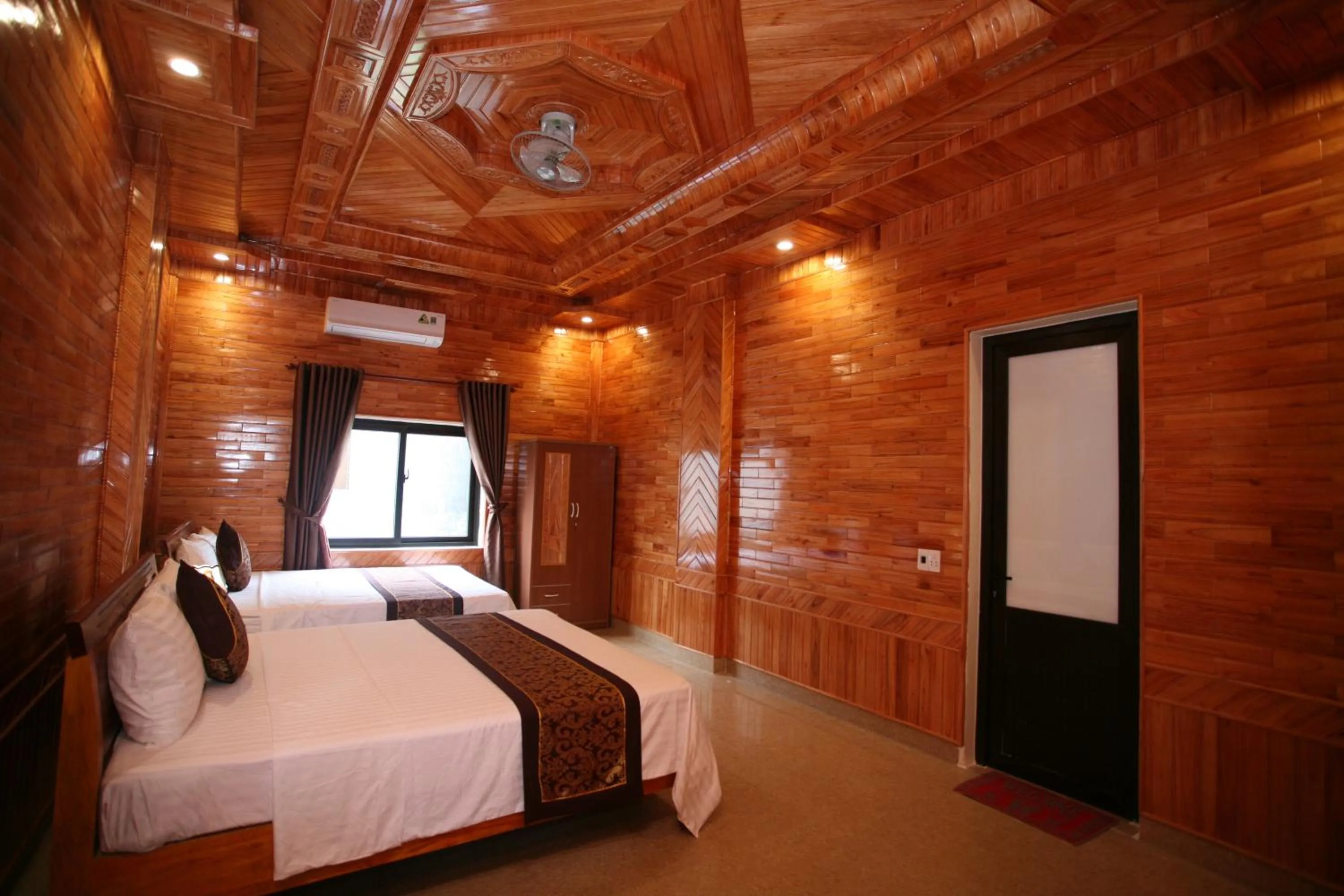 Photo of the whole room, Bed in Sky Hotel