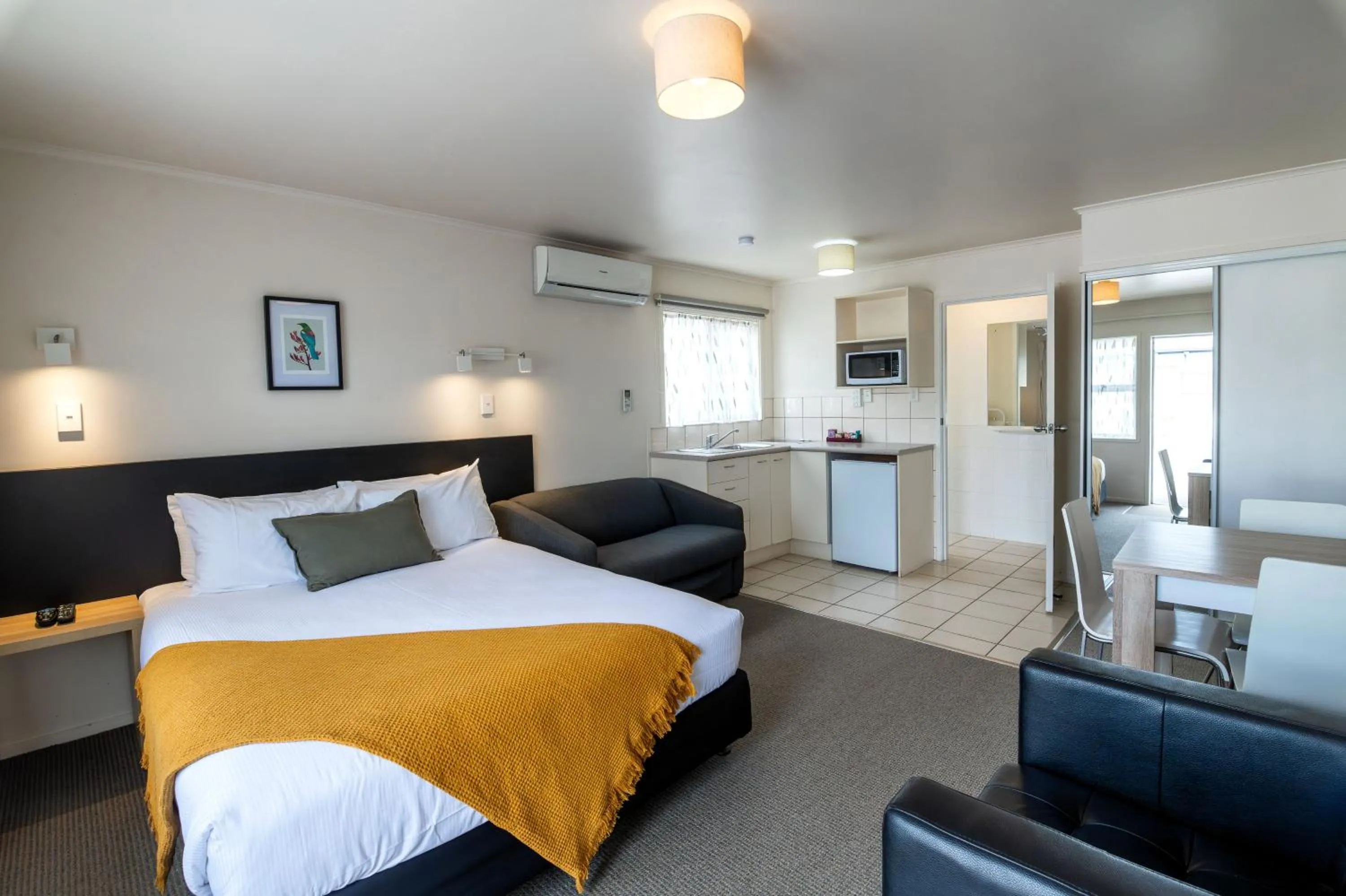 Kitchen or kitchenette, Bed in Ripple Rotorua
