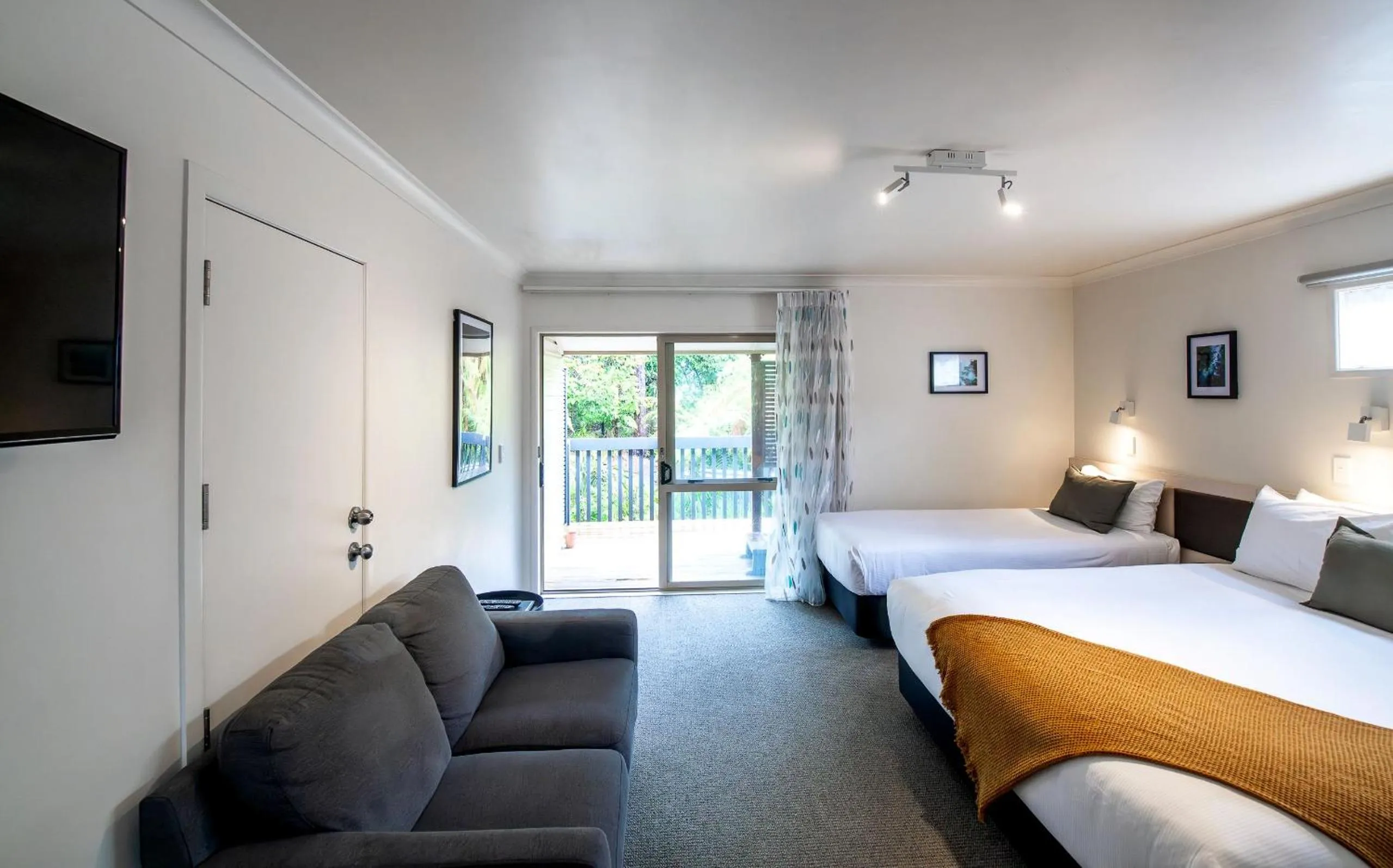 Photo of the whole room, Bed in Ripple Rotorua