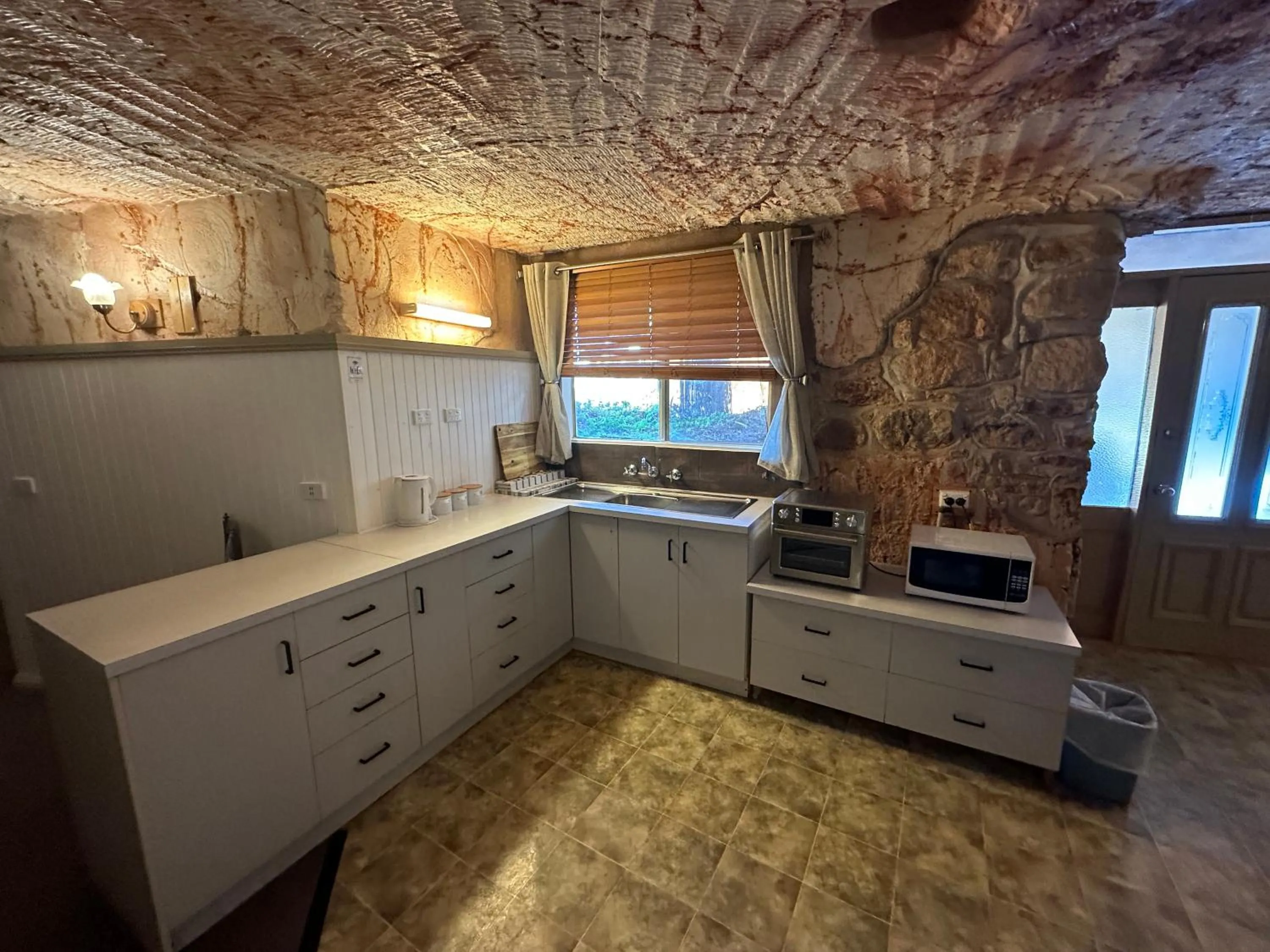 Kitchen or kitchenette in Coober Pedy Experience Motel