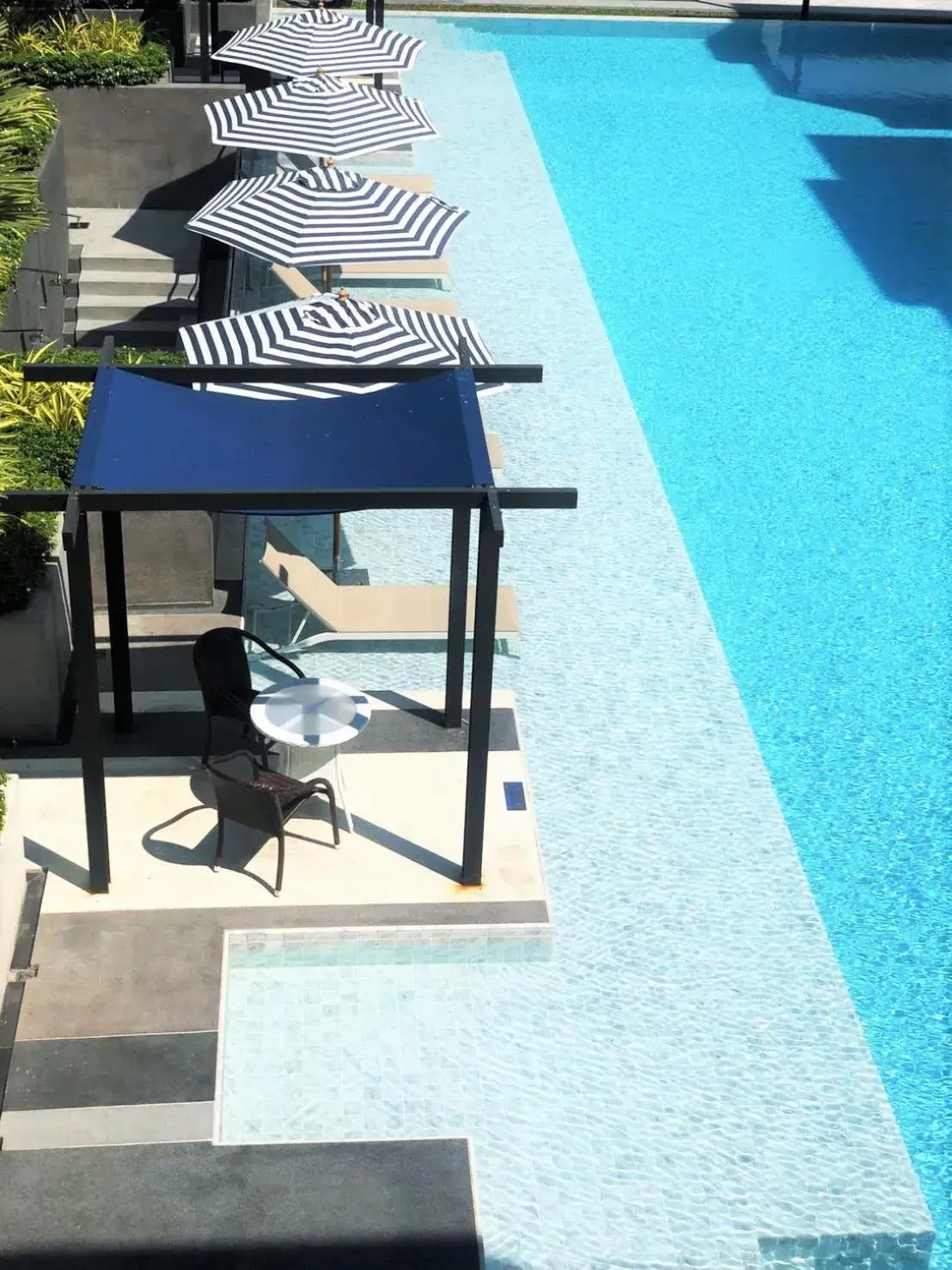 Swimming pool in Bay Window at Sea Swimming pool in Bay Window at Sea