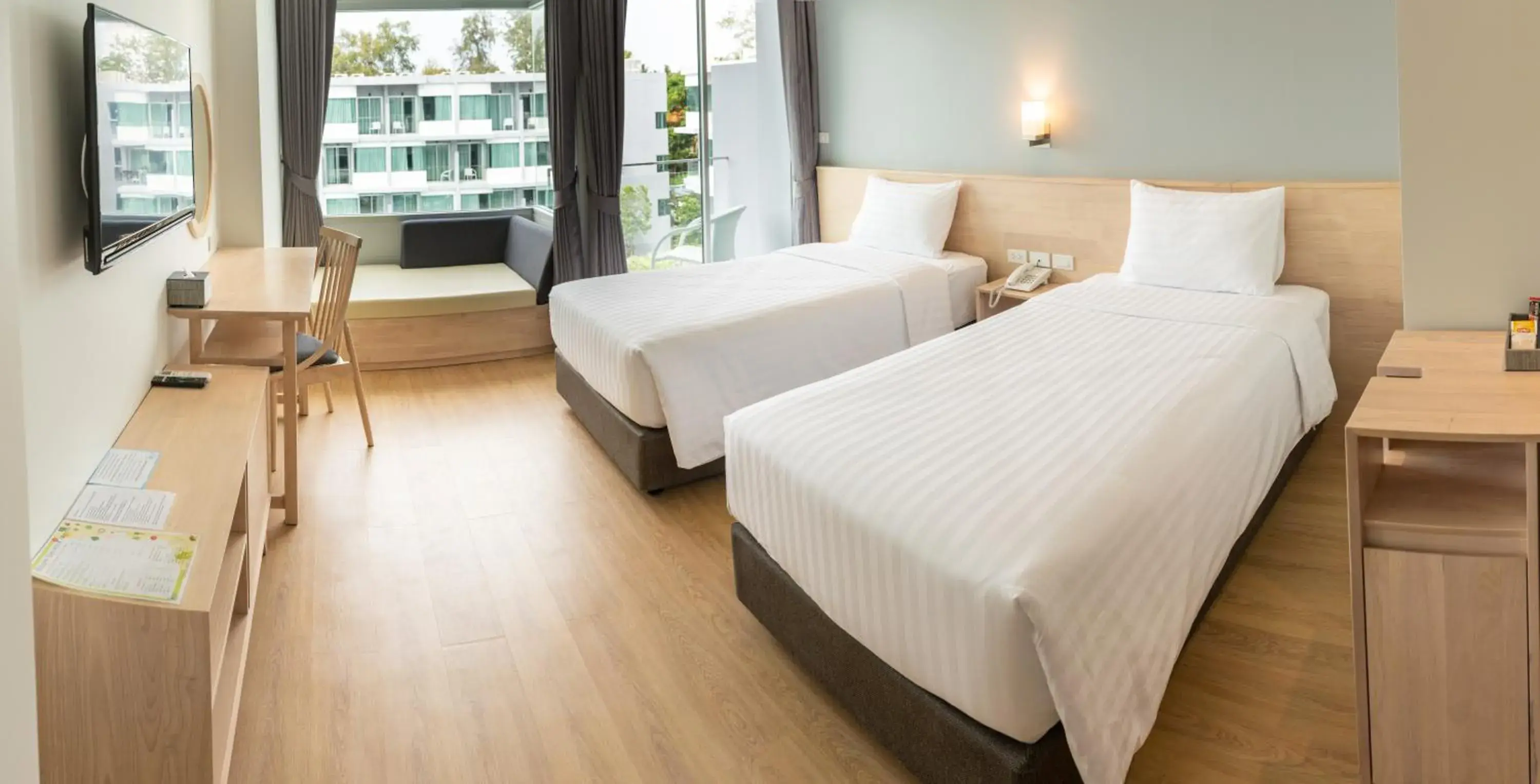 Photo of the whole room, Bed in Bay Window at Sea Photo of the whole room, Bed in Bay Window at Sea