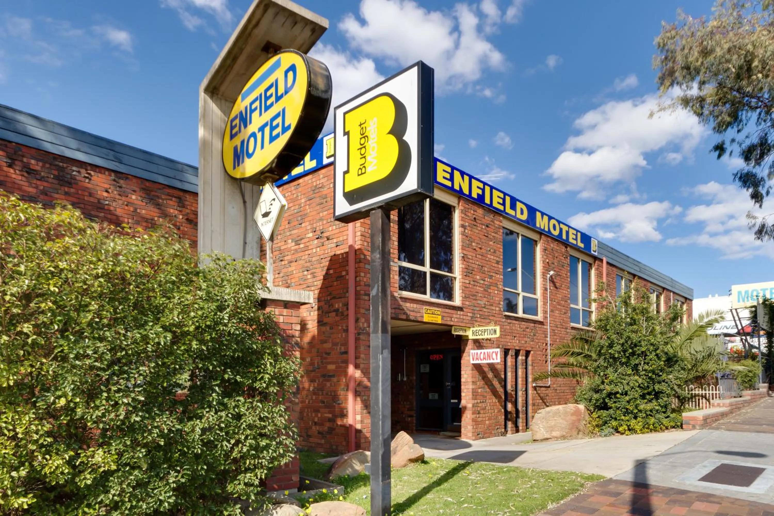 Facade/entrance in Enfield Motel