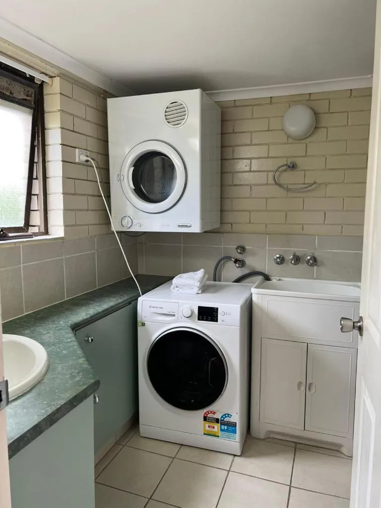 washing machine in Trickett Gardens Holiday Inn