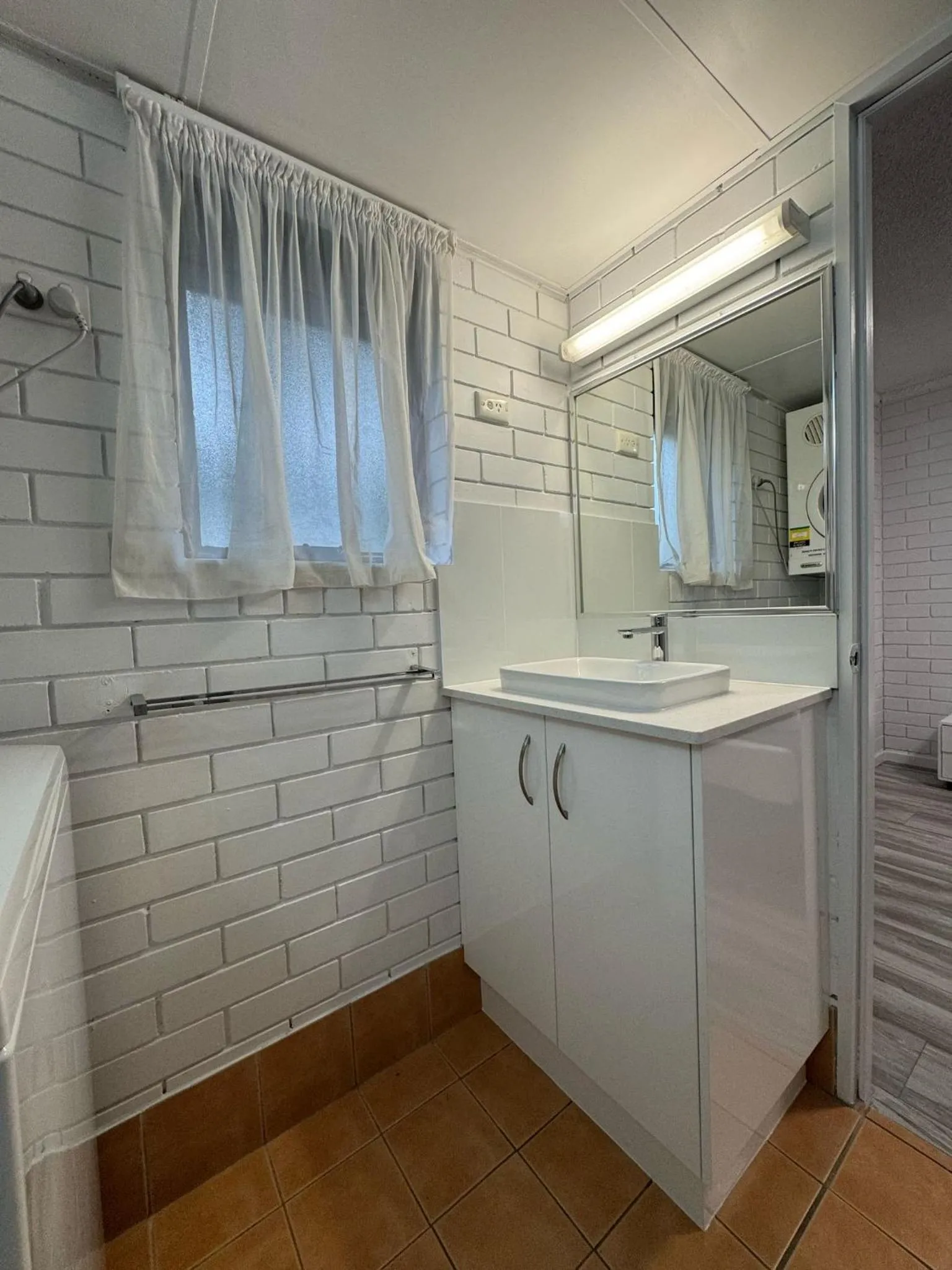 Shower in Trickett Gardens Holiday Inn